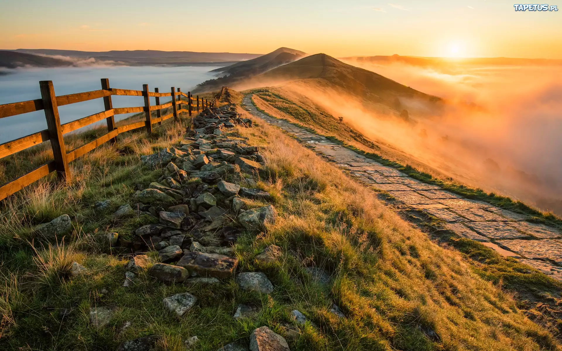 Anglia, Park Narodowy Peak District, Hrabstwo Derbyshire, Wzgórze Mam Tor, Droga, Płot, Wschód słońca, Mgła