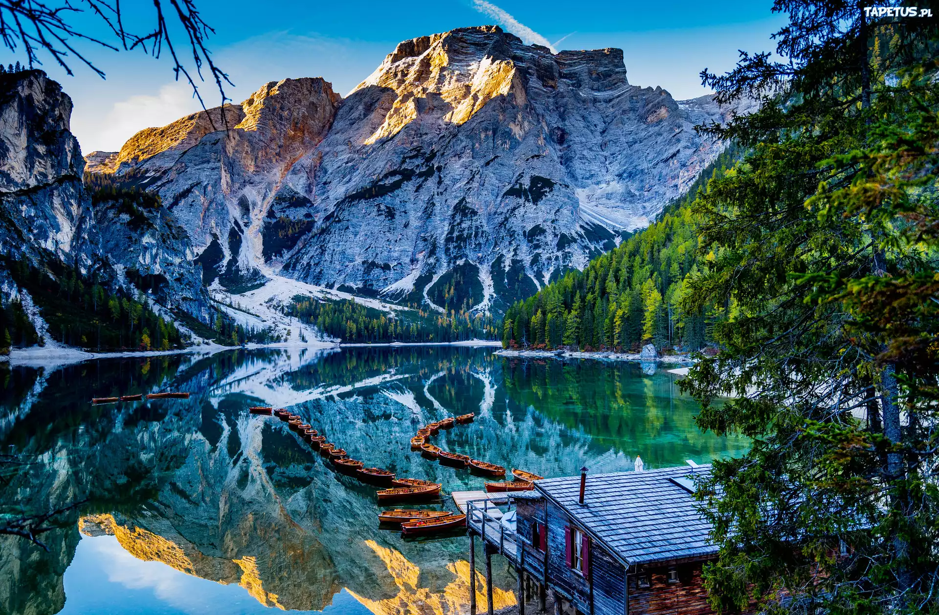Włochy, Południowy Tyrol, Jezioro, Pragser Wildsee, Góry, Dolomity, Drewniany, Dom, Łódki, Drzewa