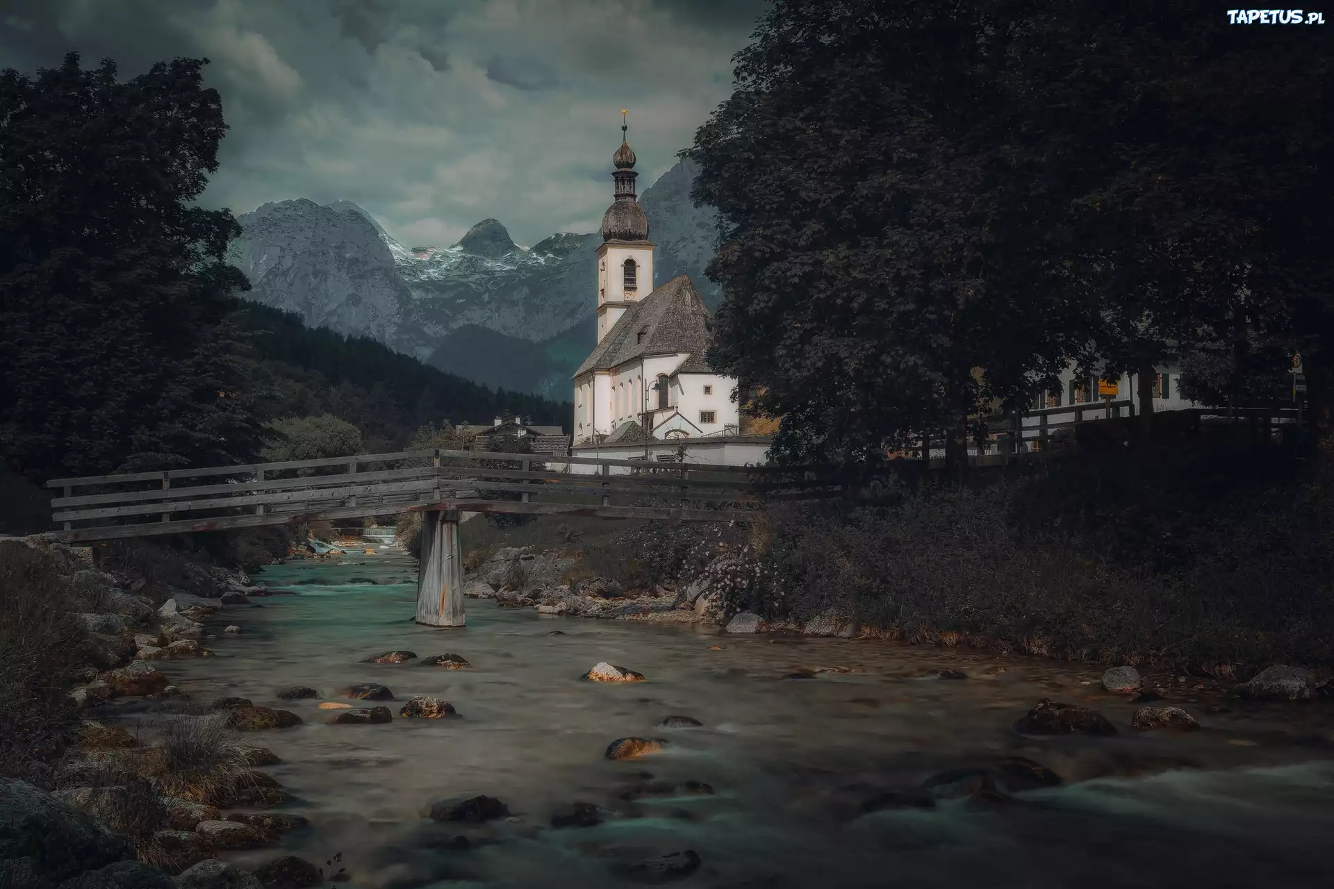 Park Narodowy Berchtesgaden, Ramsau bei Berchtesgaden, Góry, Alpy, Kościół św Sebastiana, Drzewa, Rzeka Ramsauer Ache, Most, Zmierzch, Bawaria, Niemcy