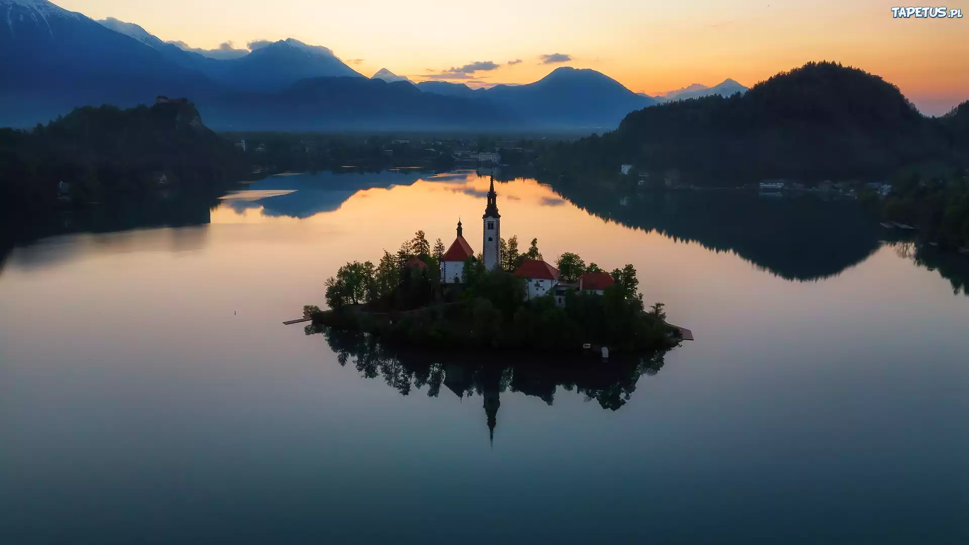 Słowenia, Jezioro Bled, Wyspa Blejski Otok, Kościół Zwiastowania Marii Panny, Drzewa, Wschód słońca, Góry