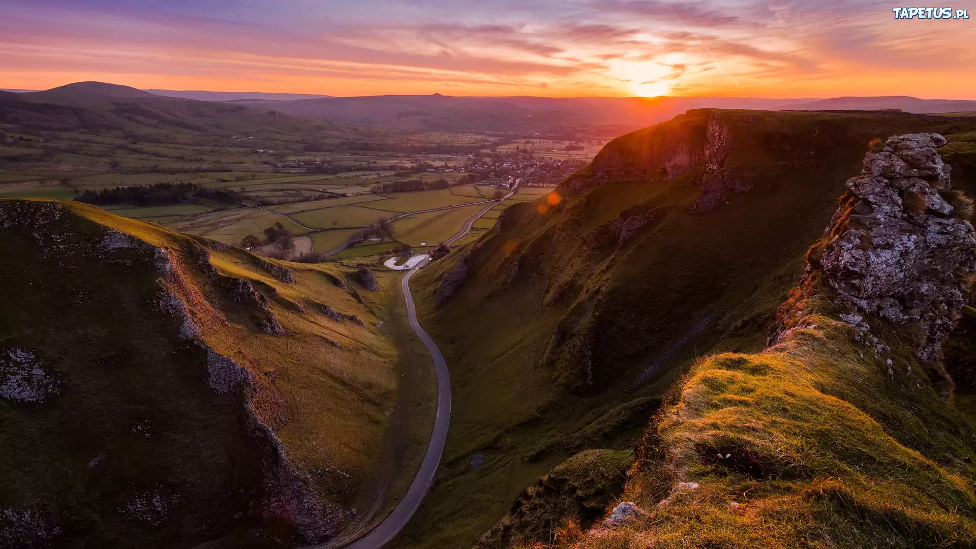 Góry, Wyżyna Peak District, Przełęcz, Winnats Pass, Mgła, Drzewa, Zachód słońca, Hrabstwo Derbyshire, Anglia