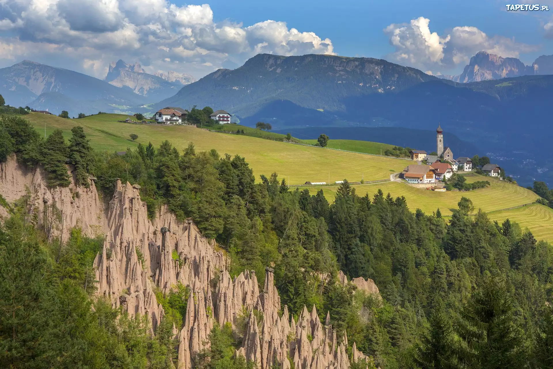Piramidy ziemne, Ritten, Góry, Alpy, Drzewa, Domy, Kościół, Południowy Tyrol, Włochy