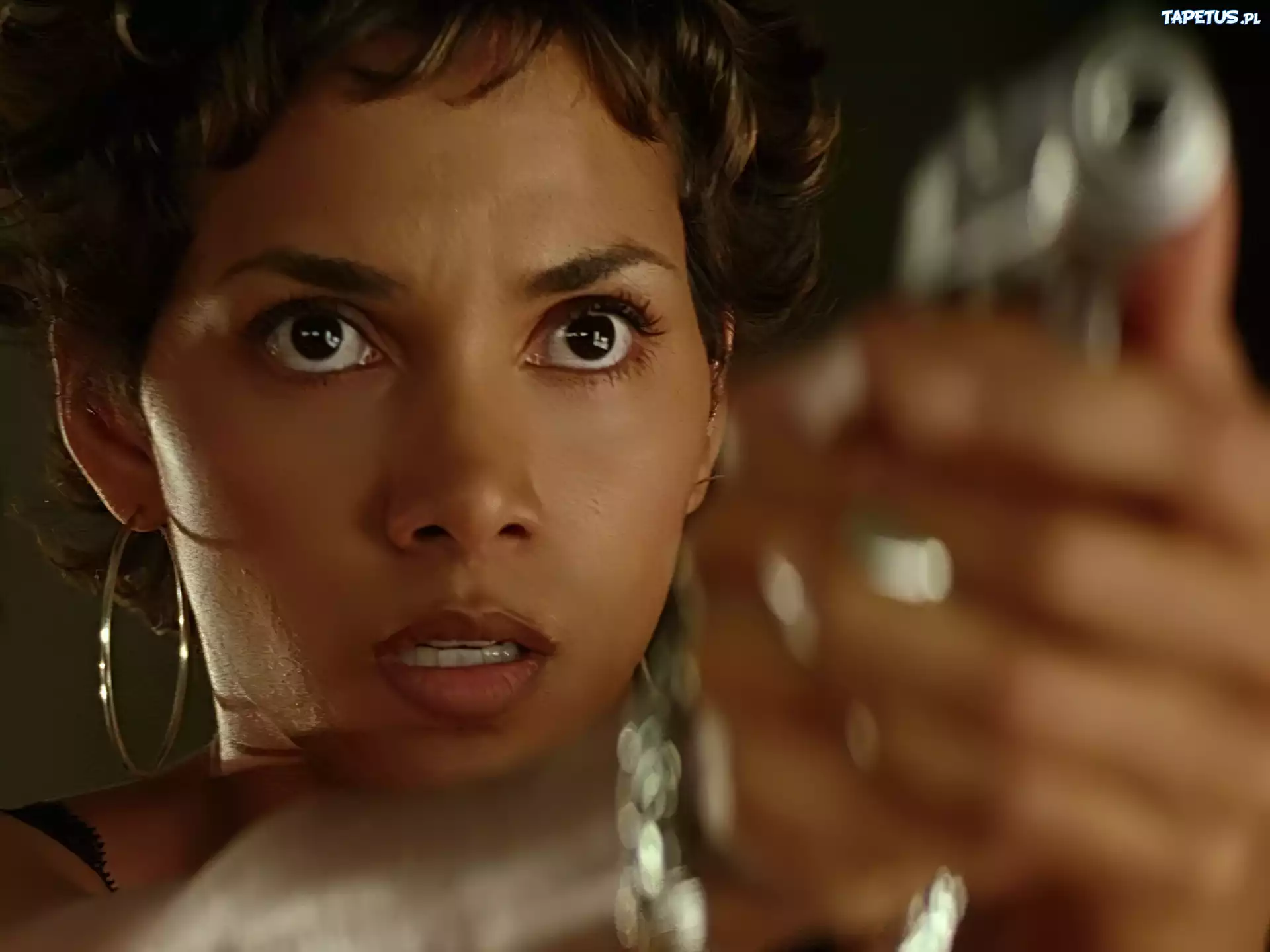 wystraszona, Halle Berry, broń