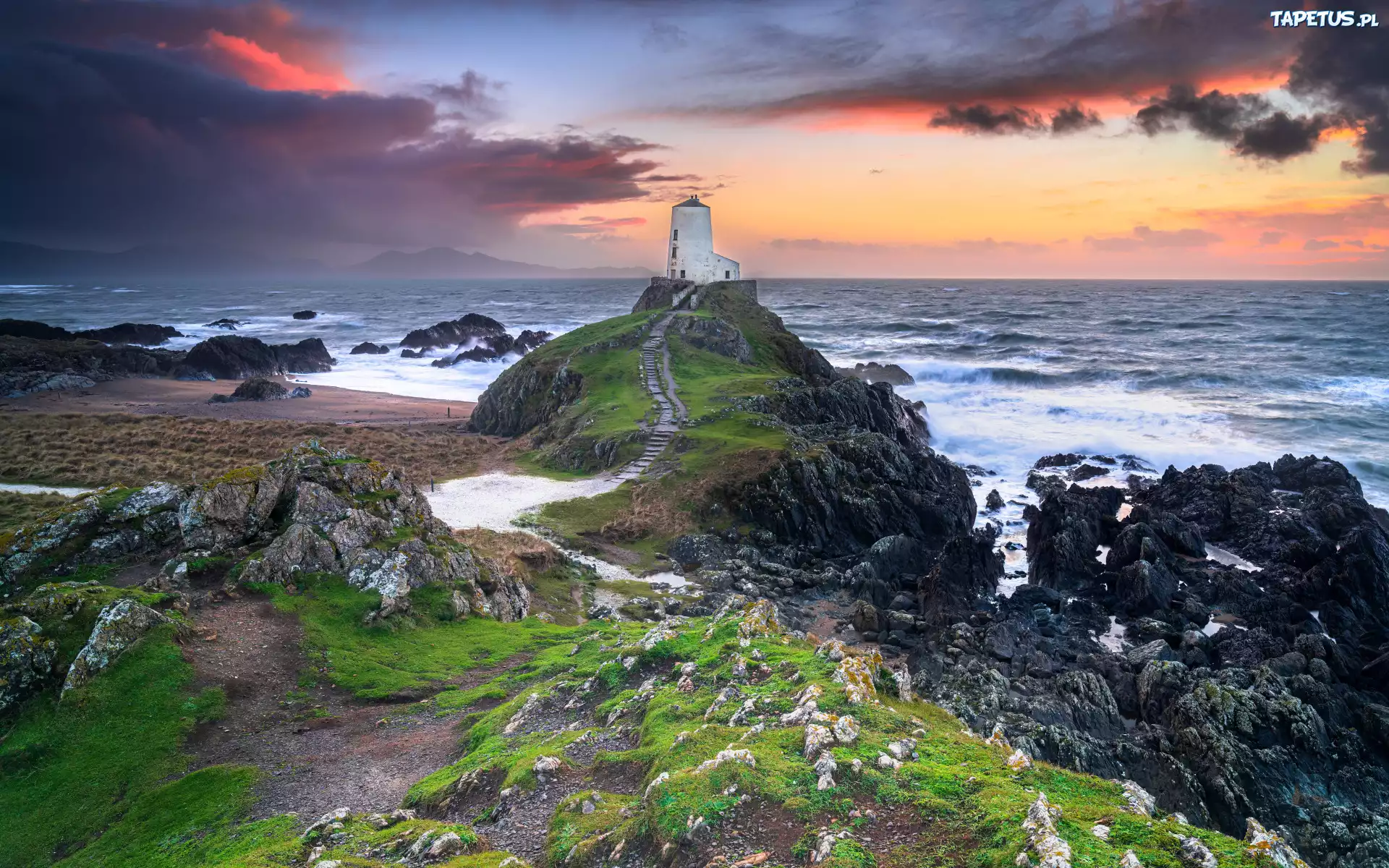 Wielka Brytania, Walia, Ynys Llanddwyn, Morze, Skały, Latarnia morska, Niebo, Chmury, Zachód słońca
