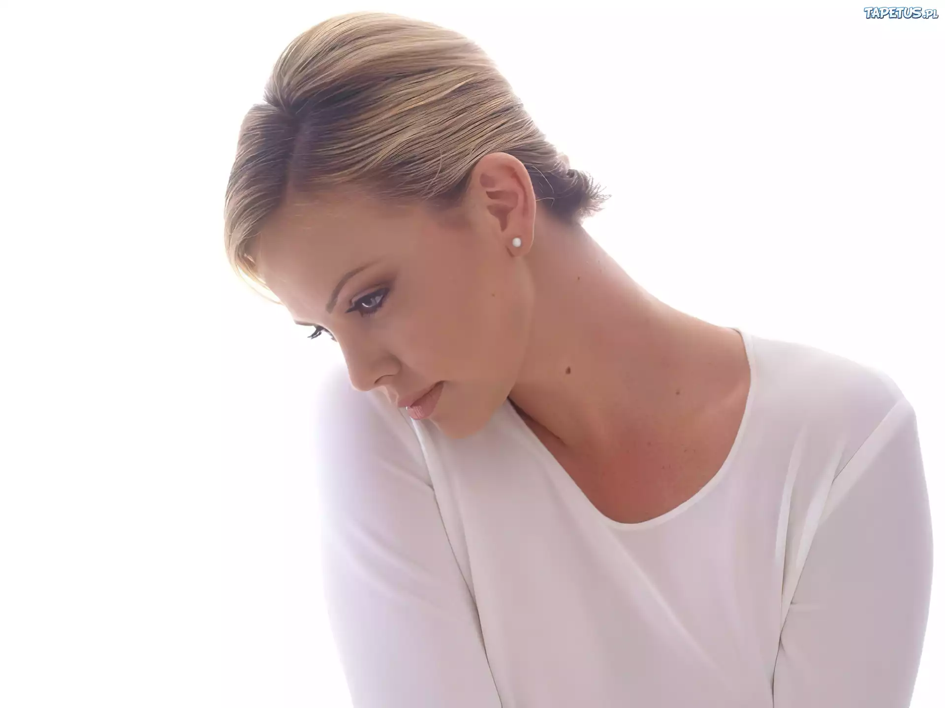 Charlize Theron,biała, bluzka