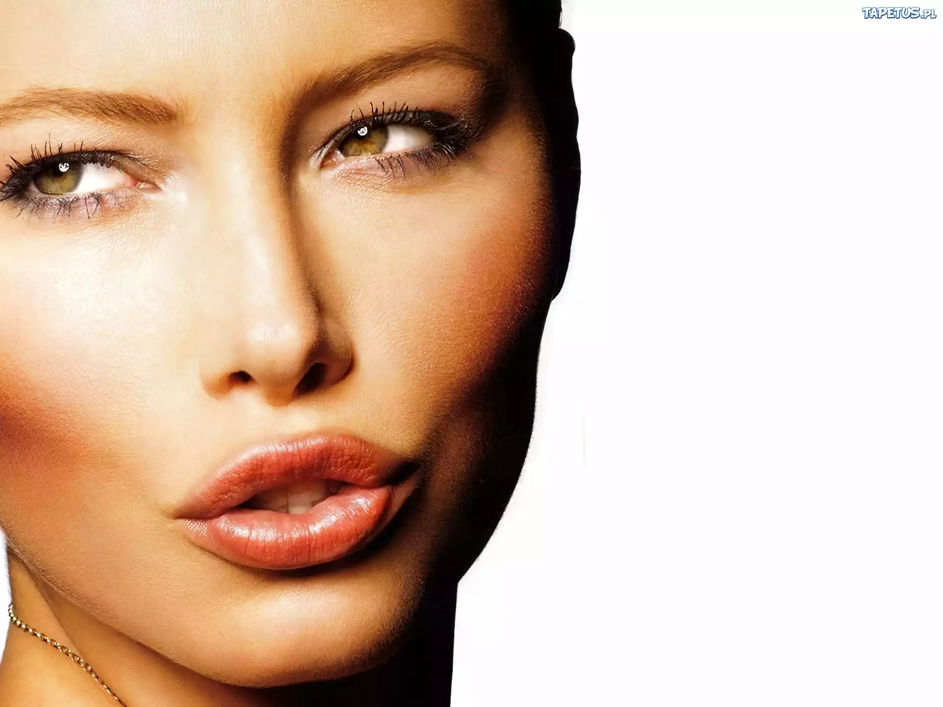 Jessica Biel, Buzia