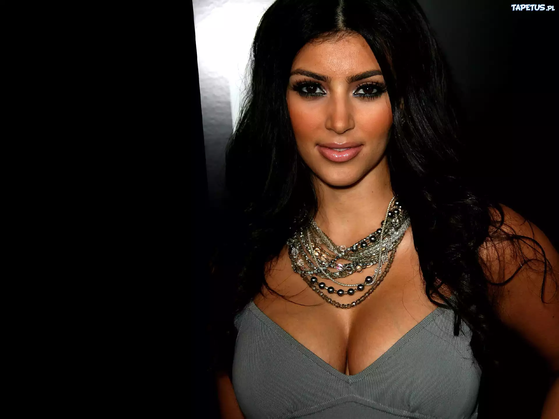 Kim Kardashian, Kobieta, usta , łańcuszek