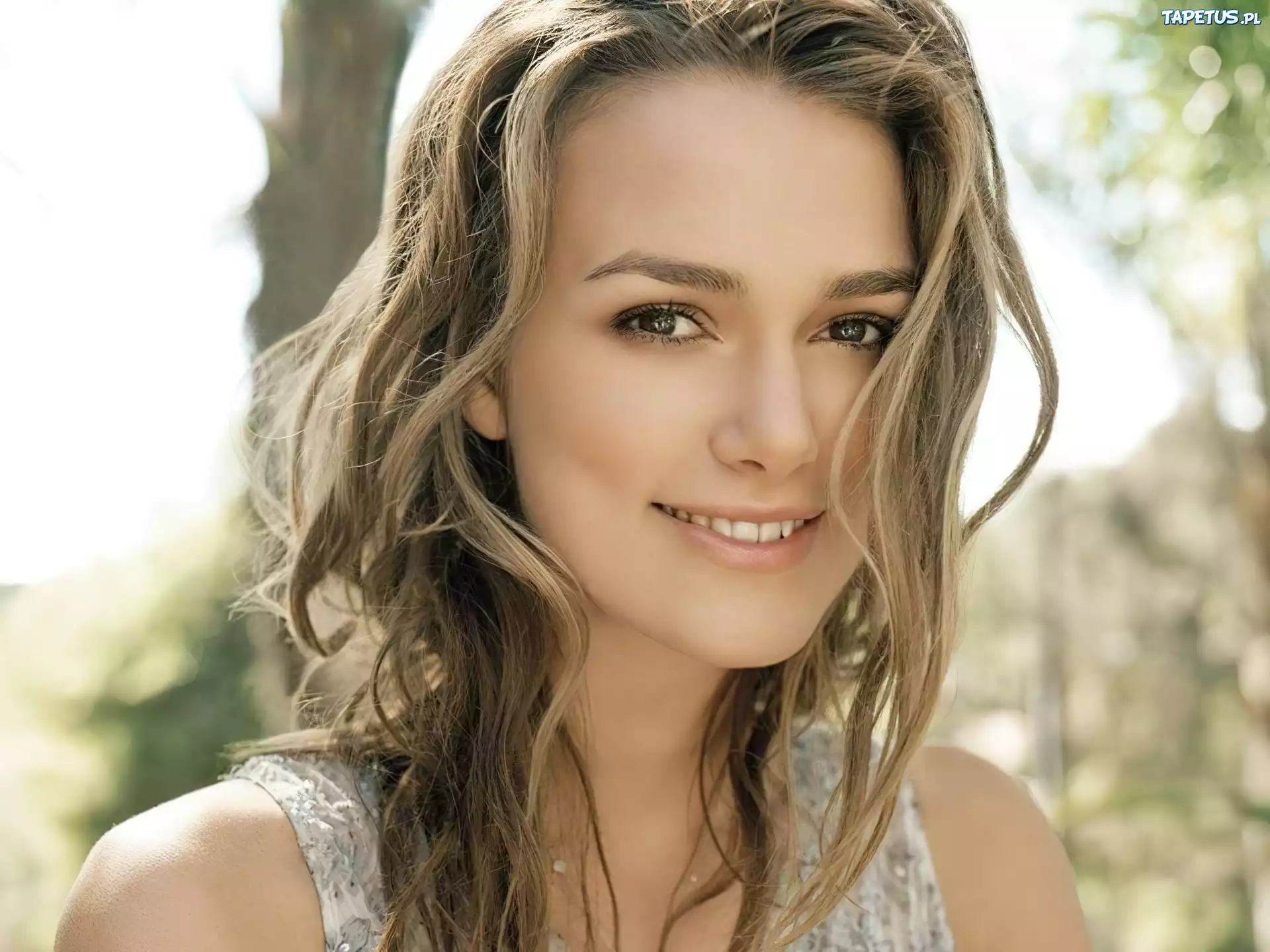 Keira Knightley, Uśmiech, Jasne Włosy