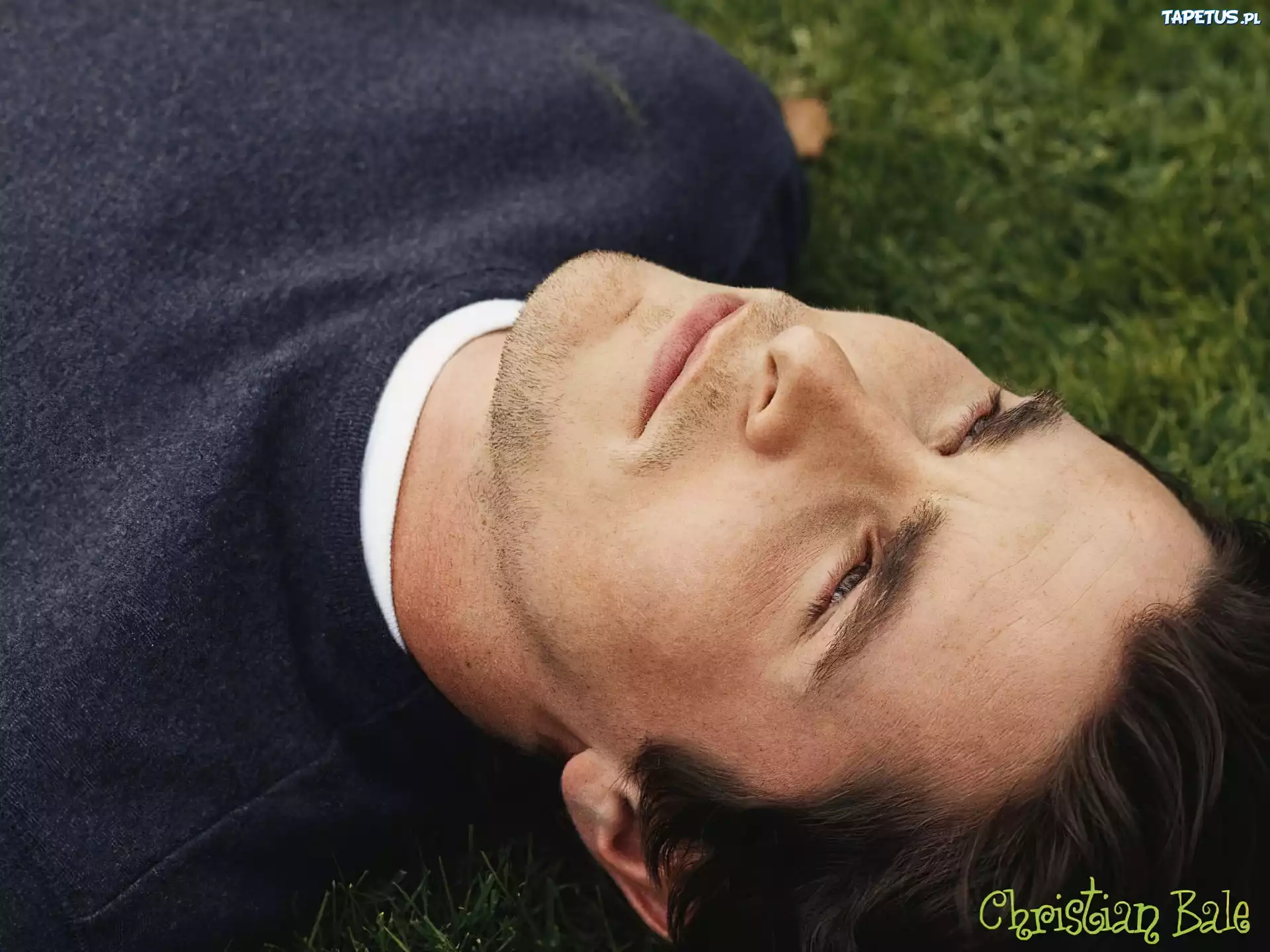 Christian Bale,ciemne włosy, trawa
