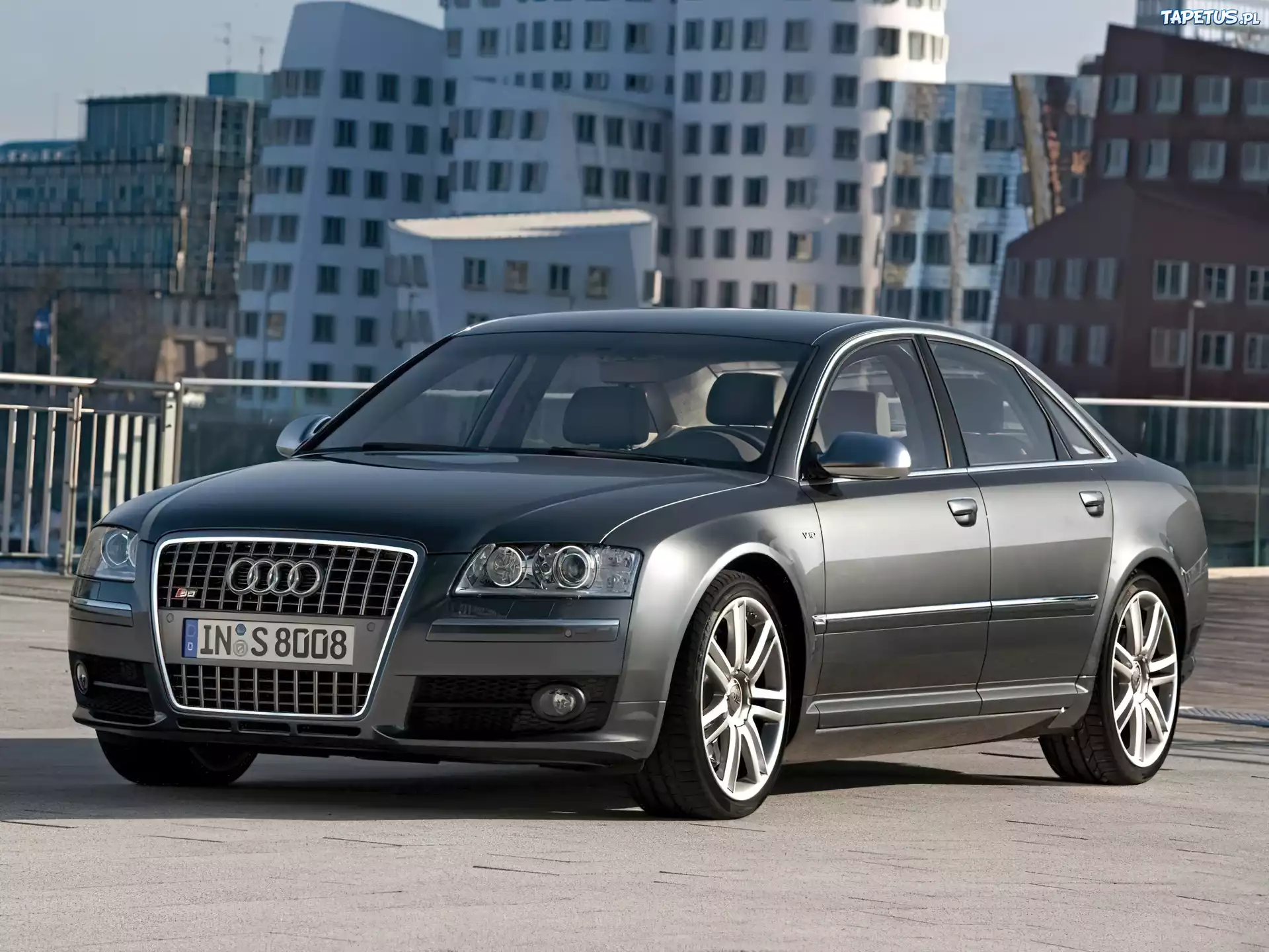 Audi S8, Budynki