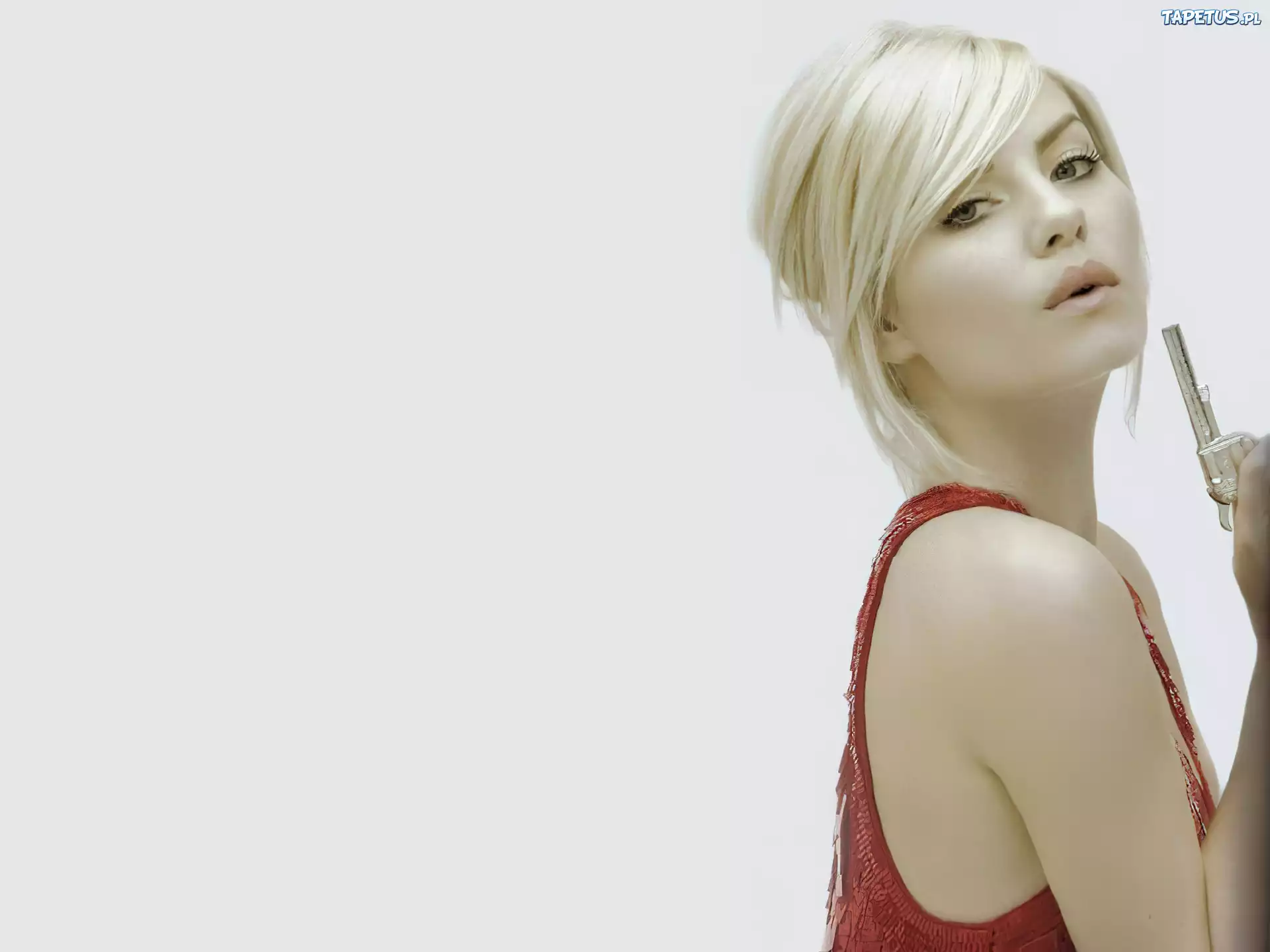 Elisha Cuthbert, Pistolet