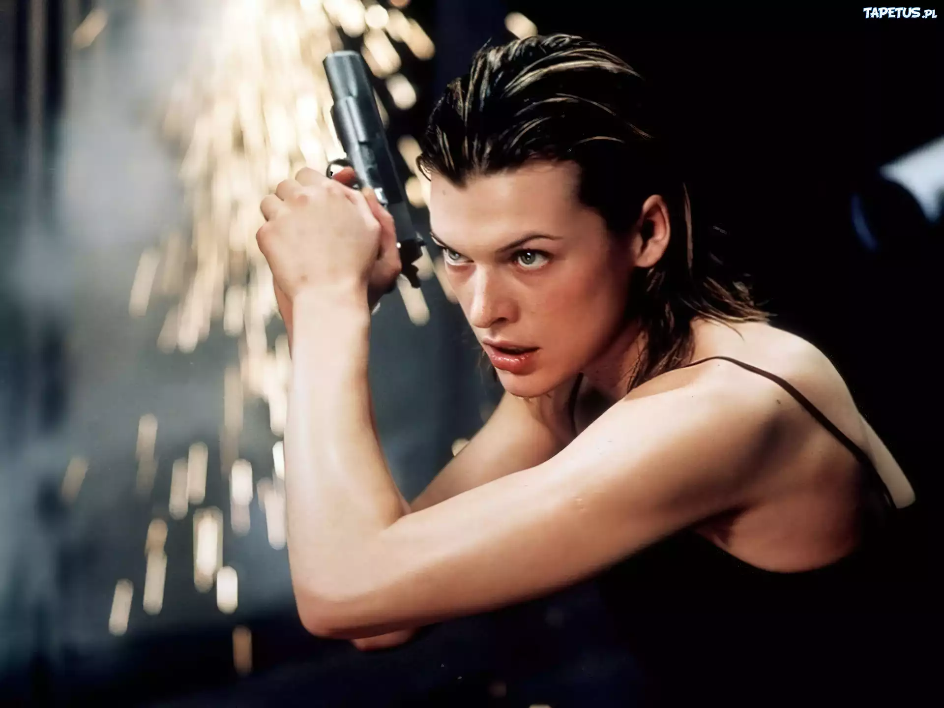 Milla Jovovich, Pistolet