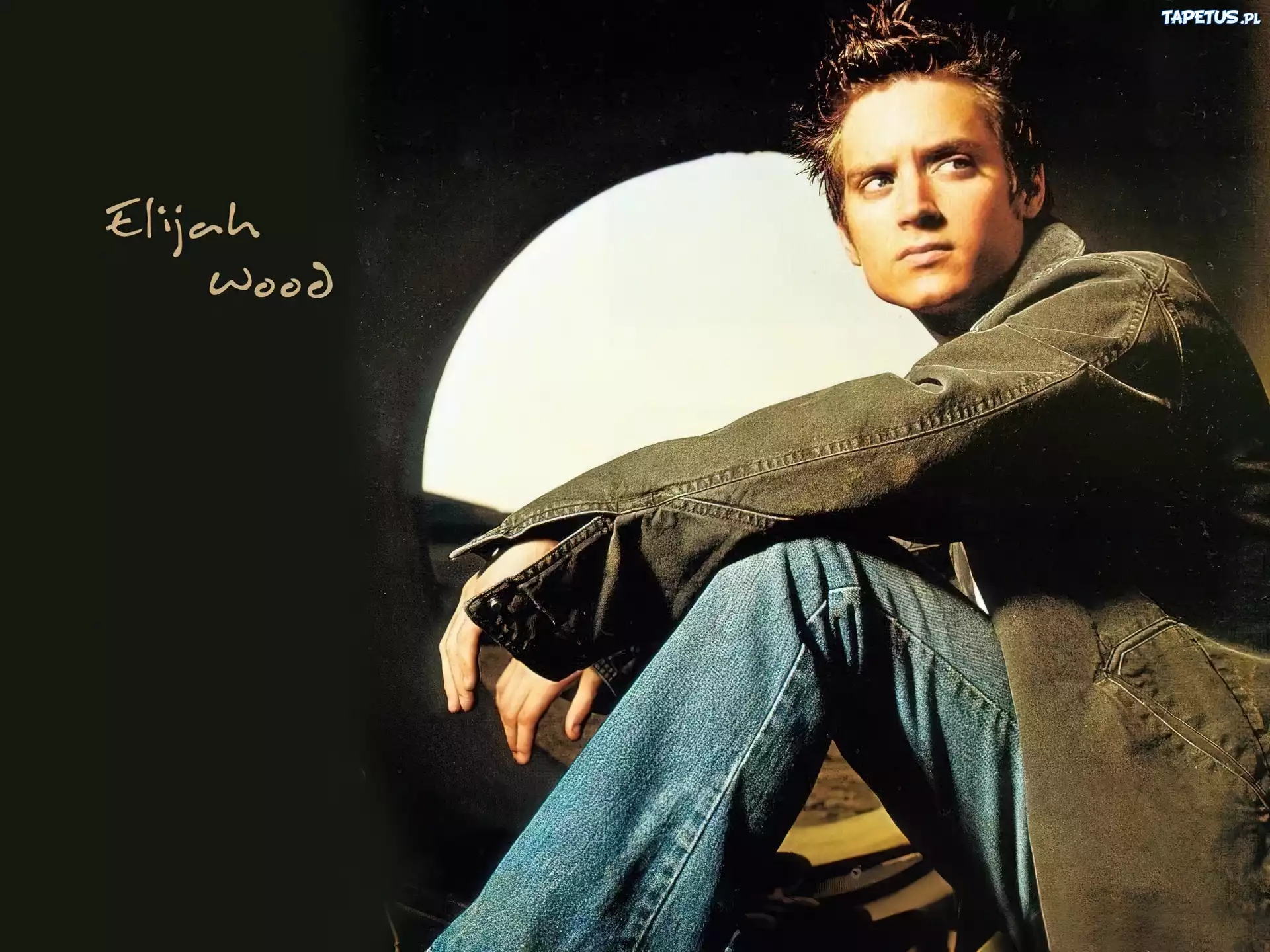 Elijah Wood,brązowa kurtka