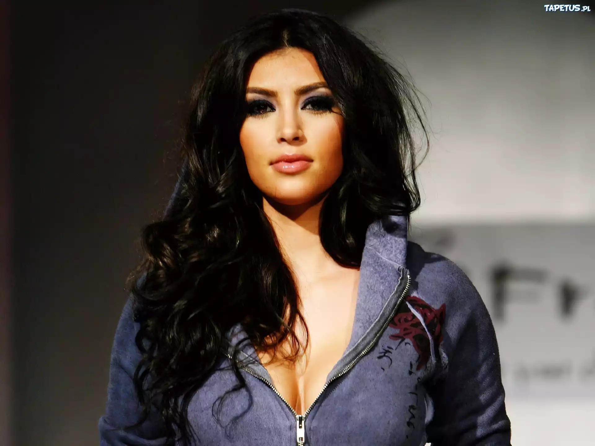 Kim Kardashian,bluza , dekolt