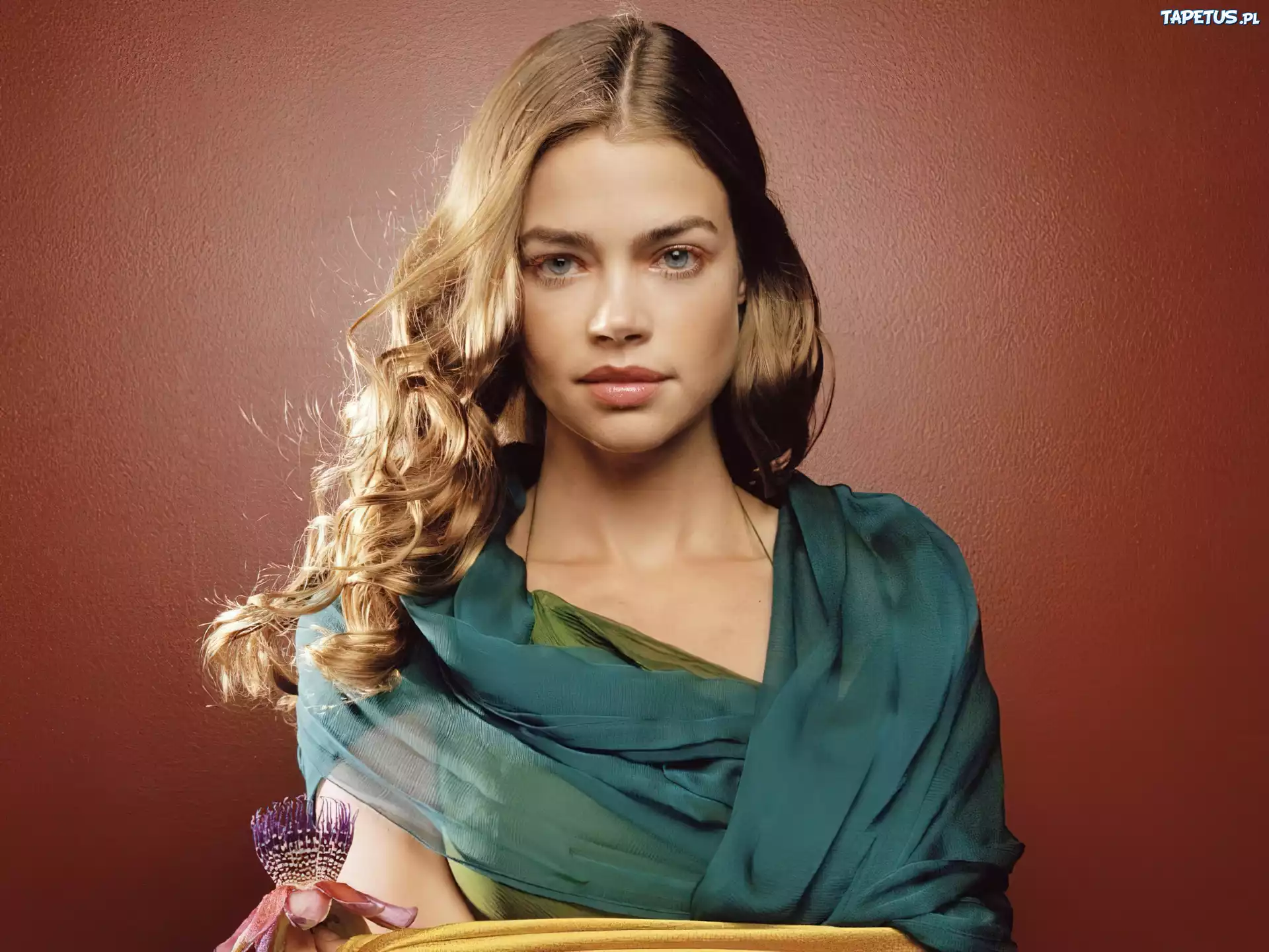 usta, Denise Richards, szal