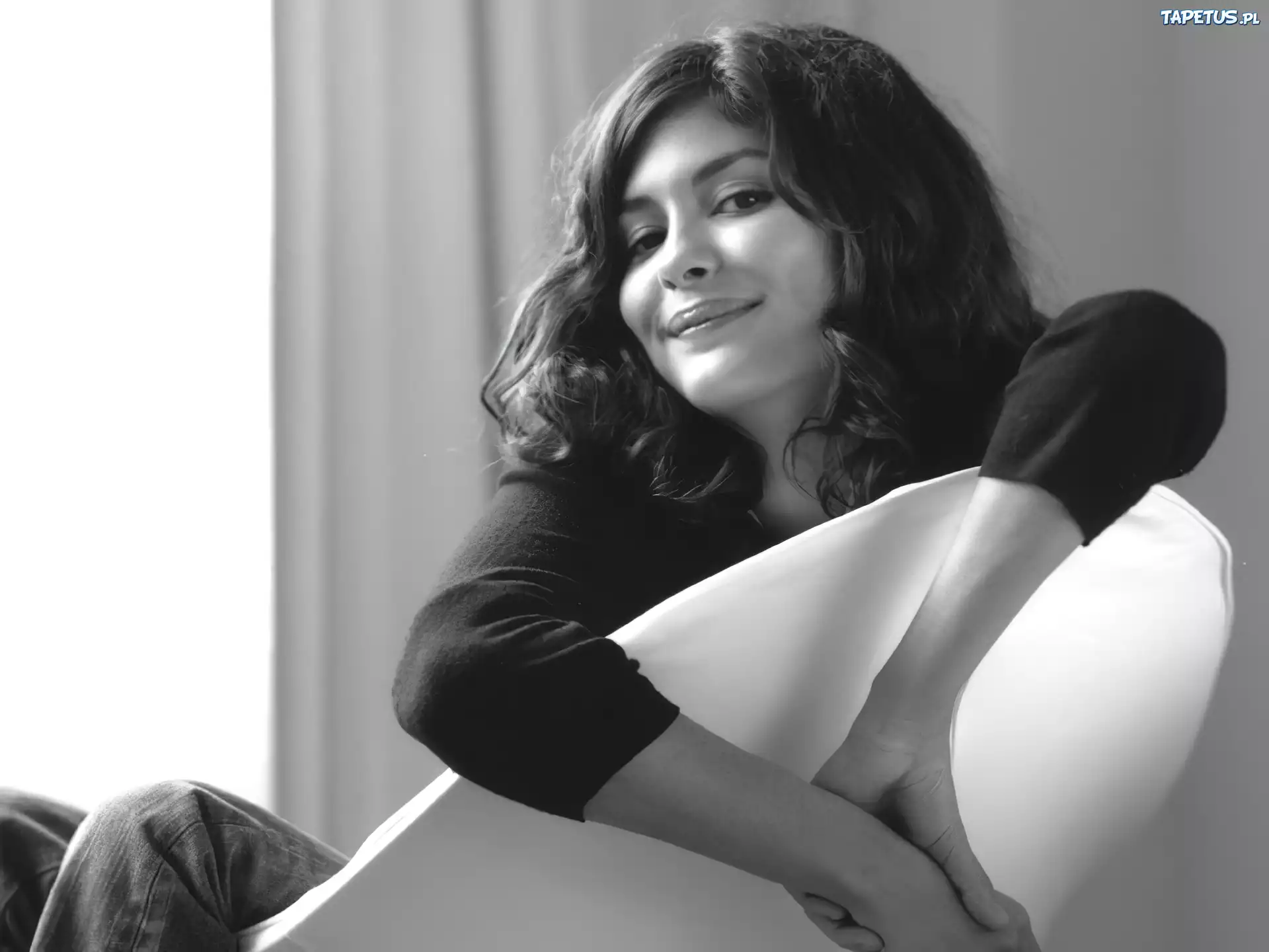 Audrey Tautou, czarna bluzka, biały fotel