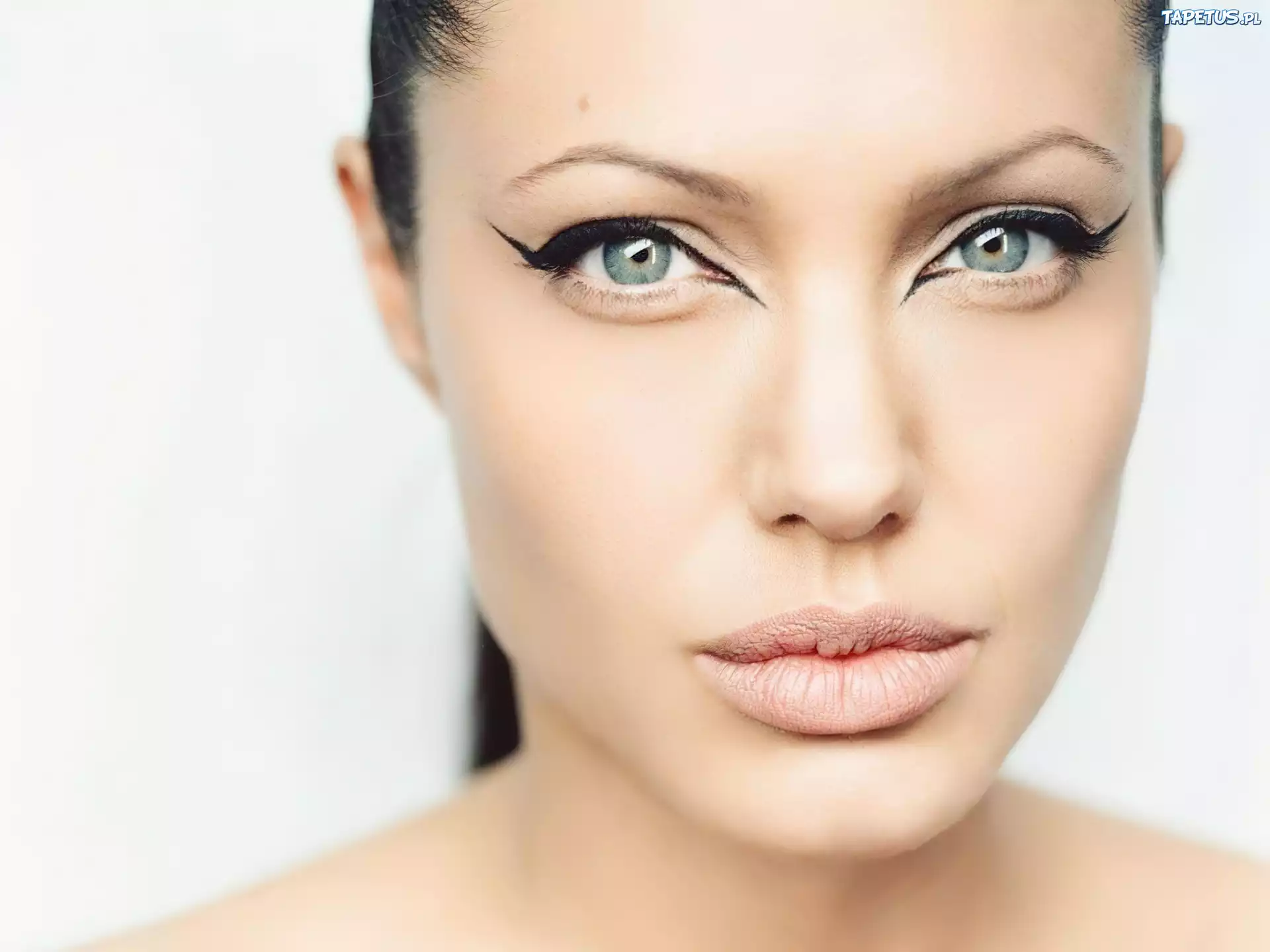Angelina Jolie, niebieskie oczy
