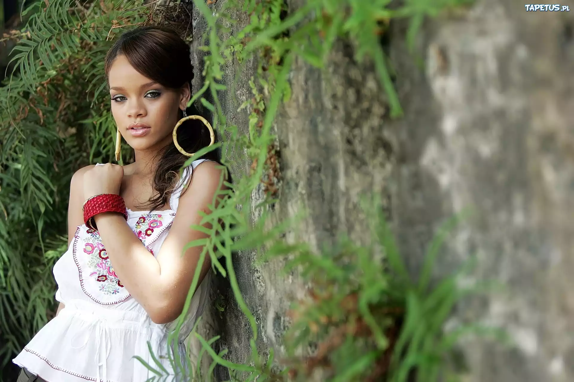 Robyn Rihanna przy drzewie