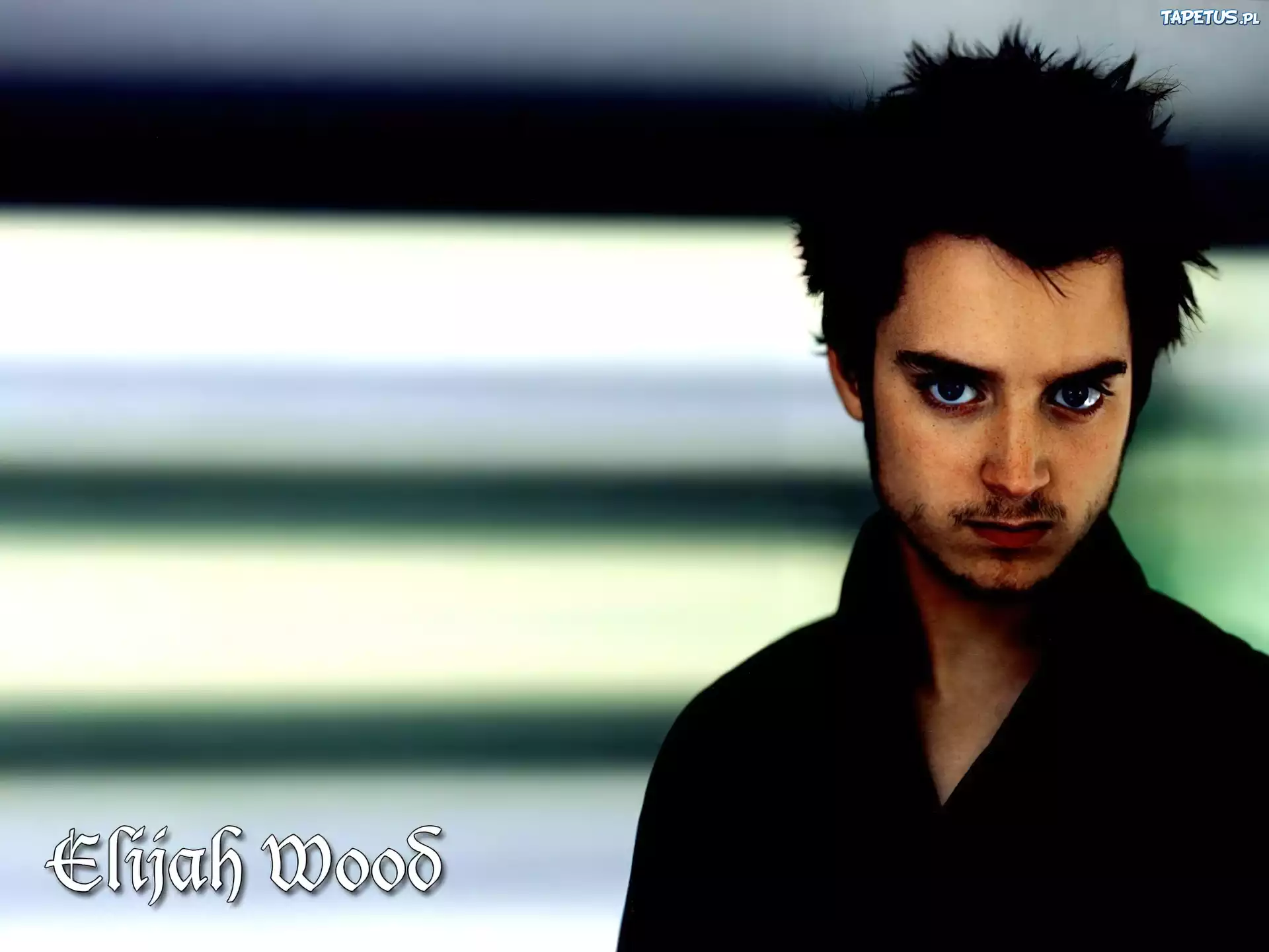 Elijah Wood,ciemny strój, niebieskie oczy
