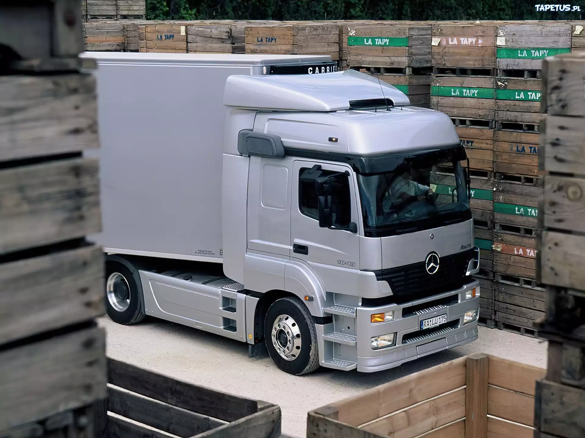 Srebny TIR Mercedes