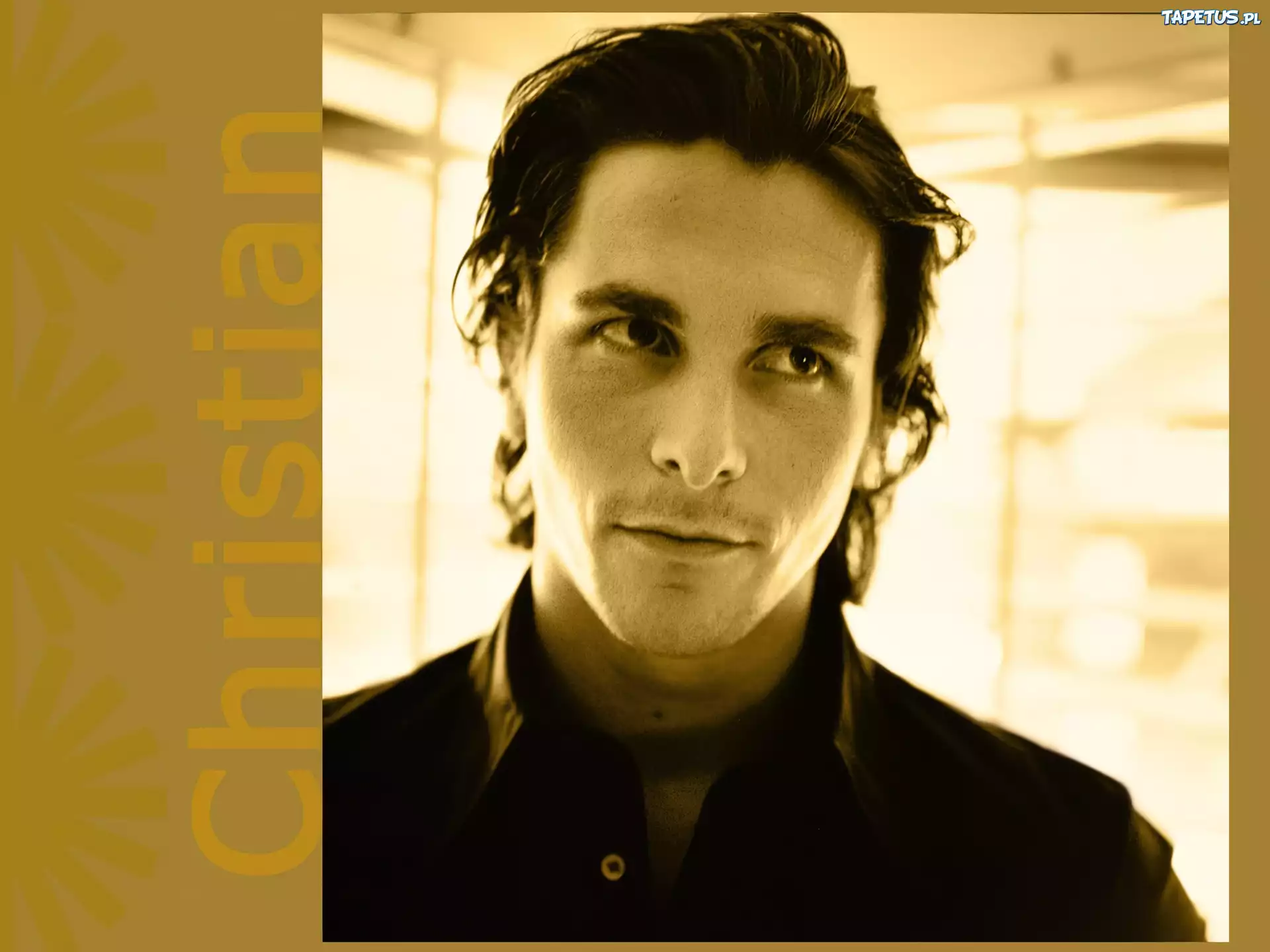 Christian Bale,czarna koszula