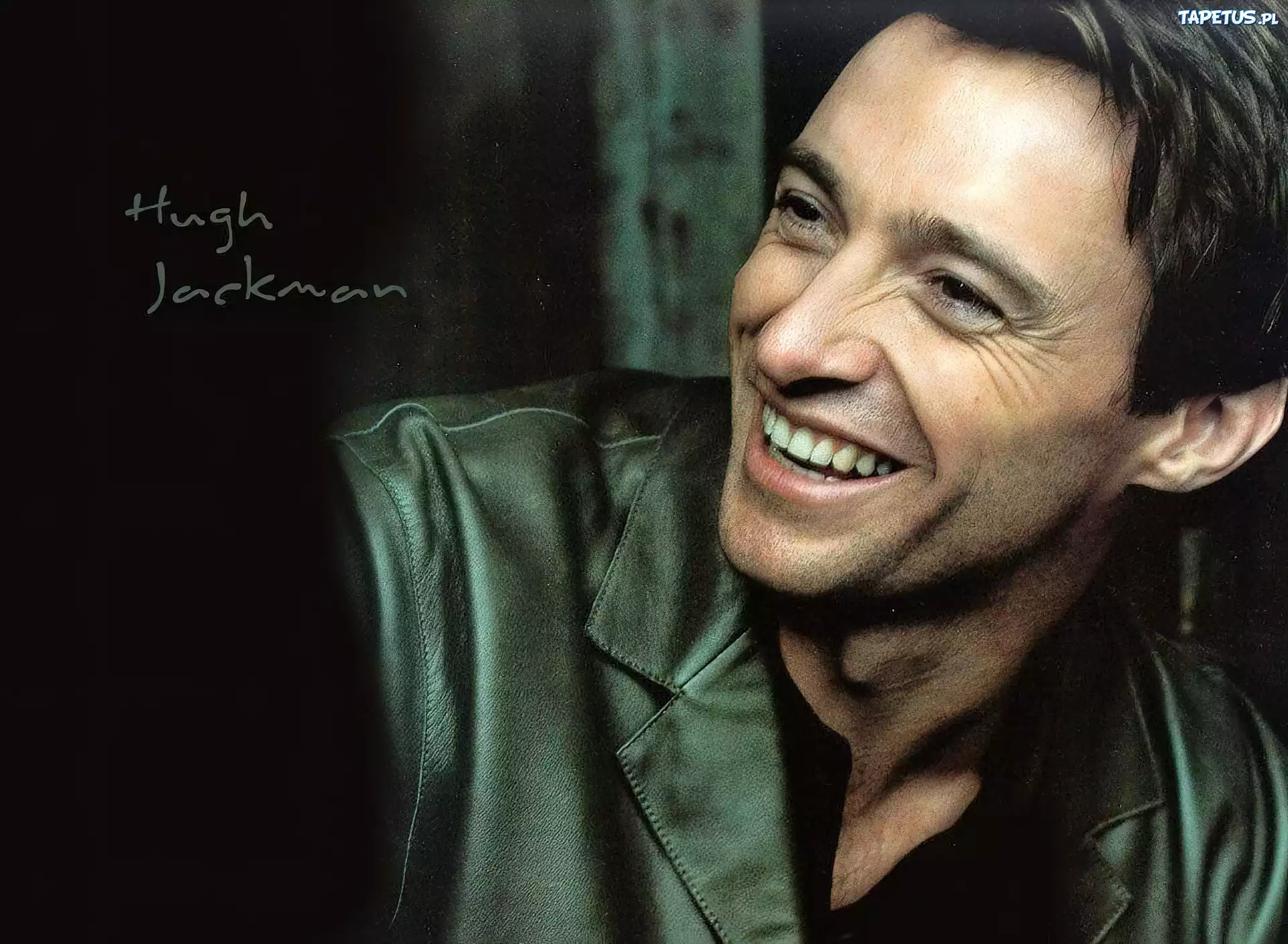 Hugh Jackman,ciemne włosy, uśmiech