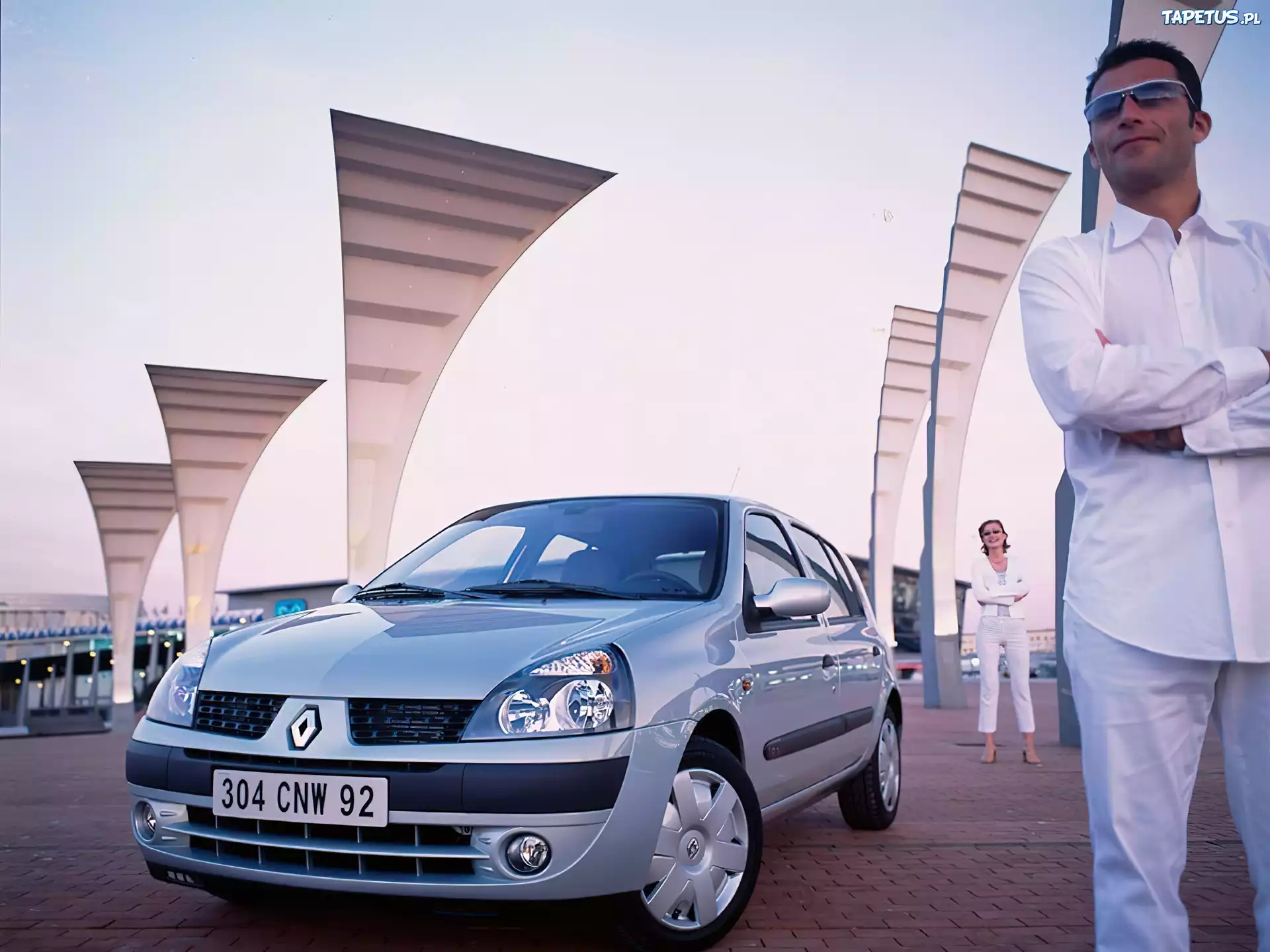 Man in white car in metalic Clio 2