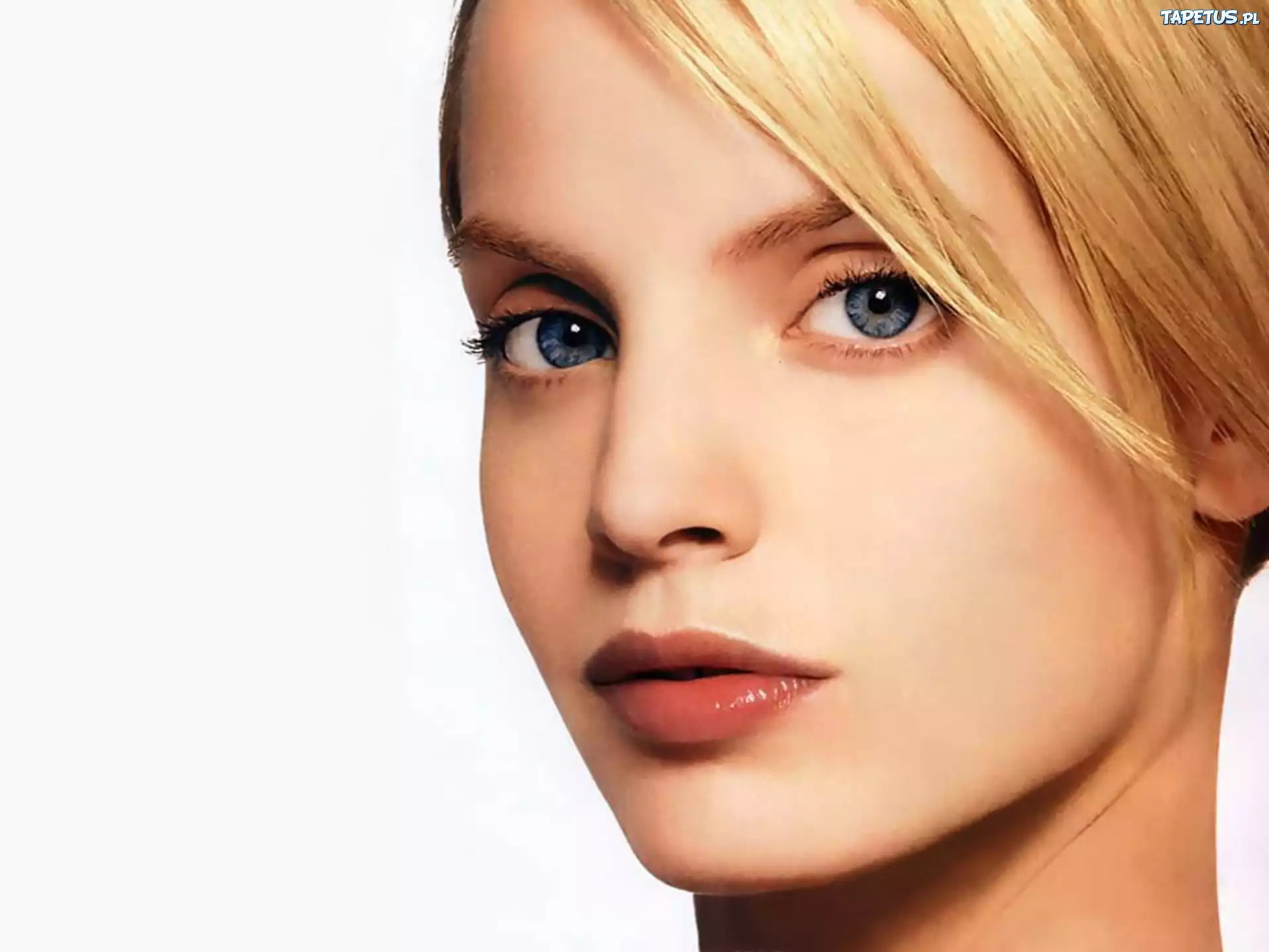 Mena Suvari, Twarz