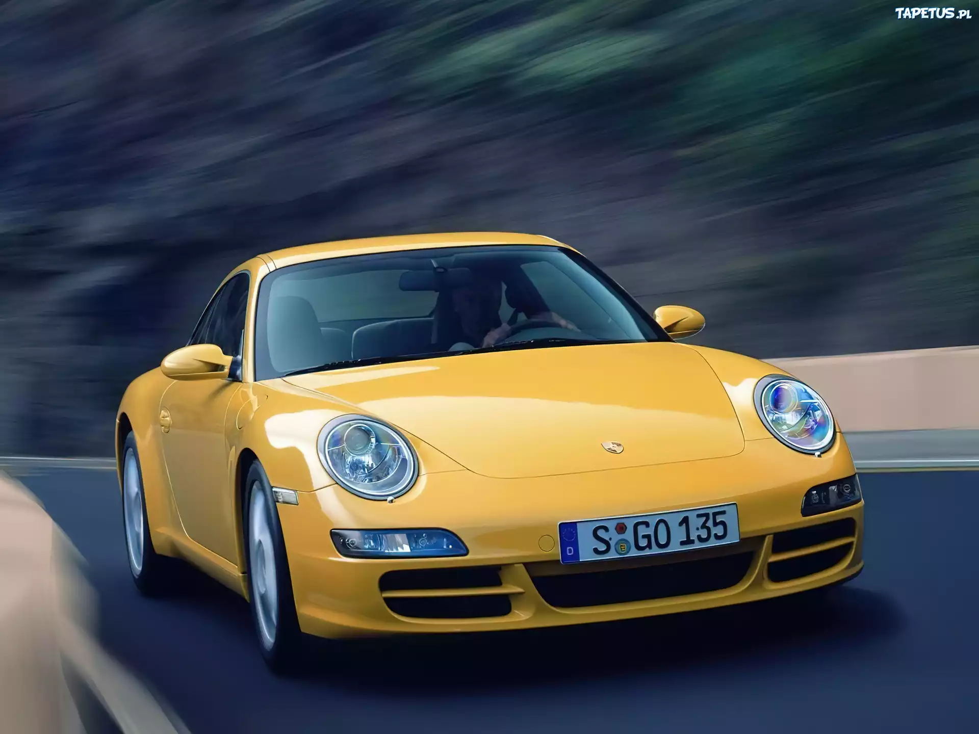 Żółte Porsche Carrera