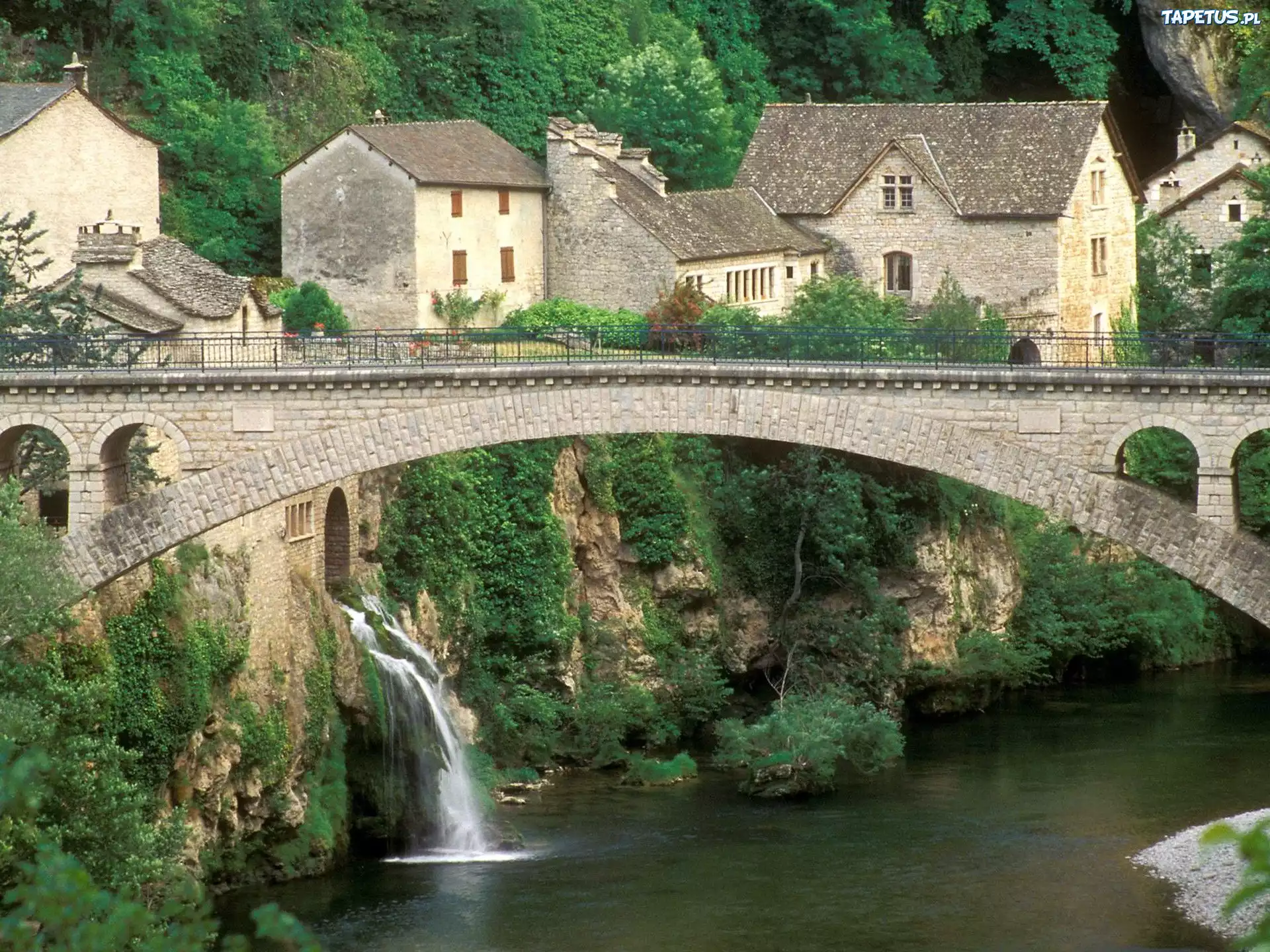 Francja, Most, Rzeka