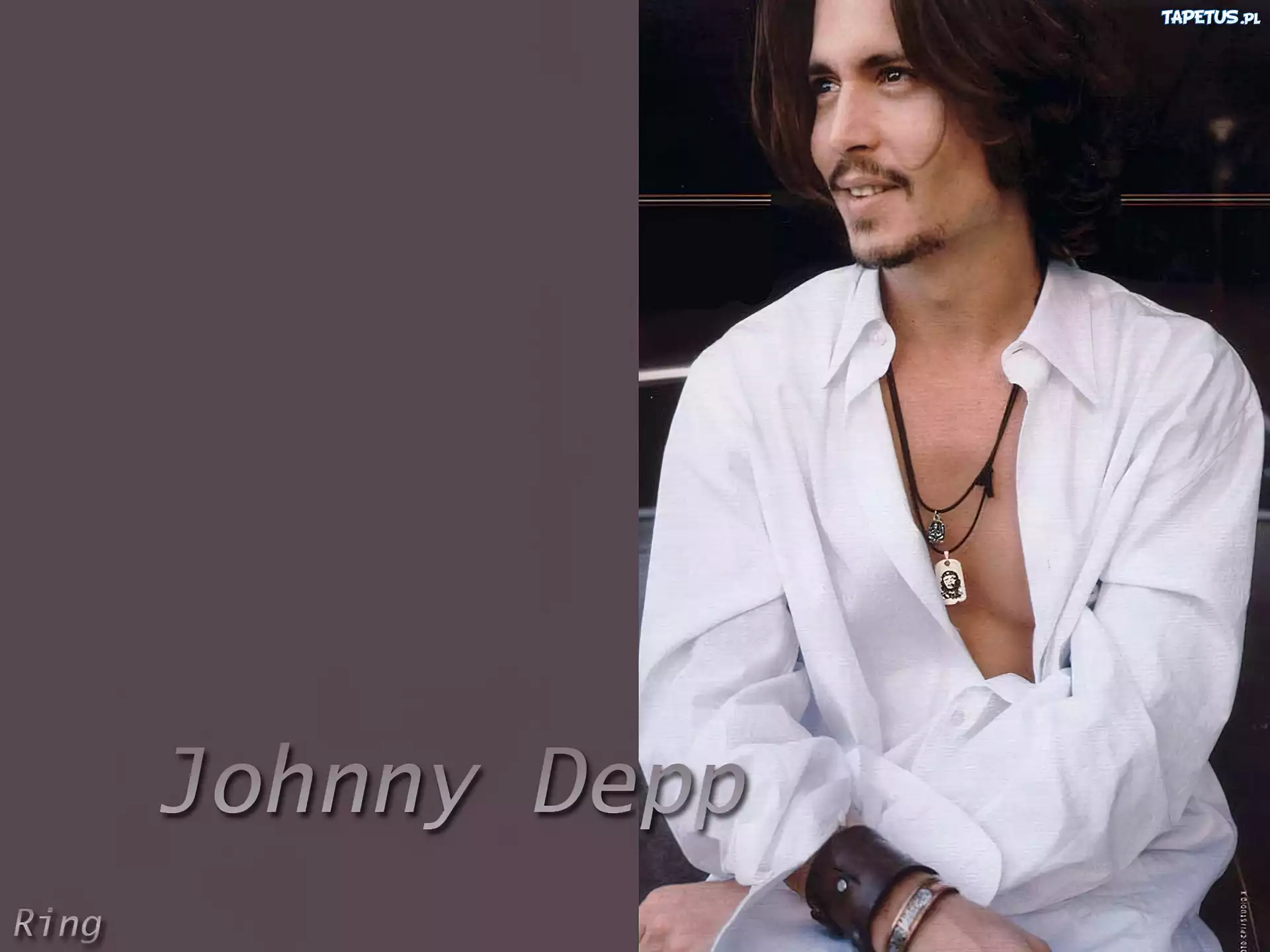Johnny Depp,biała koszula