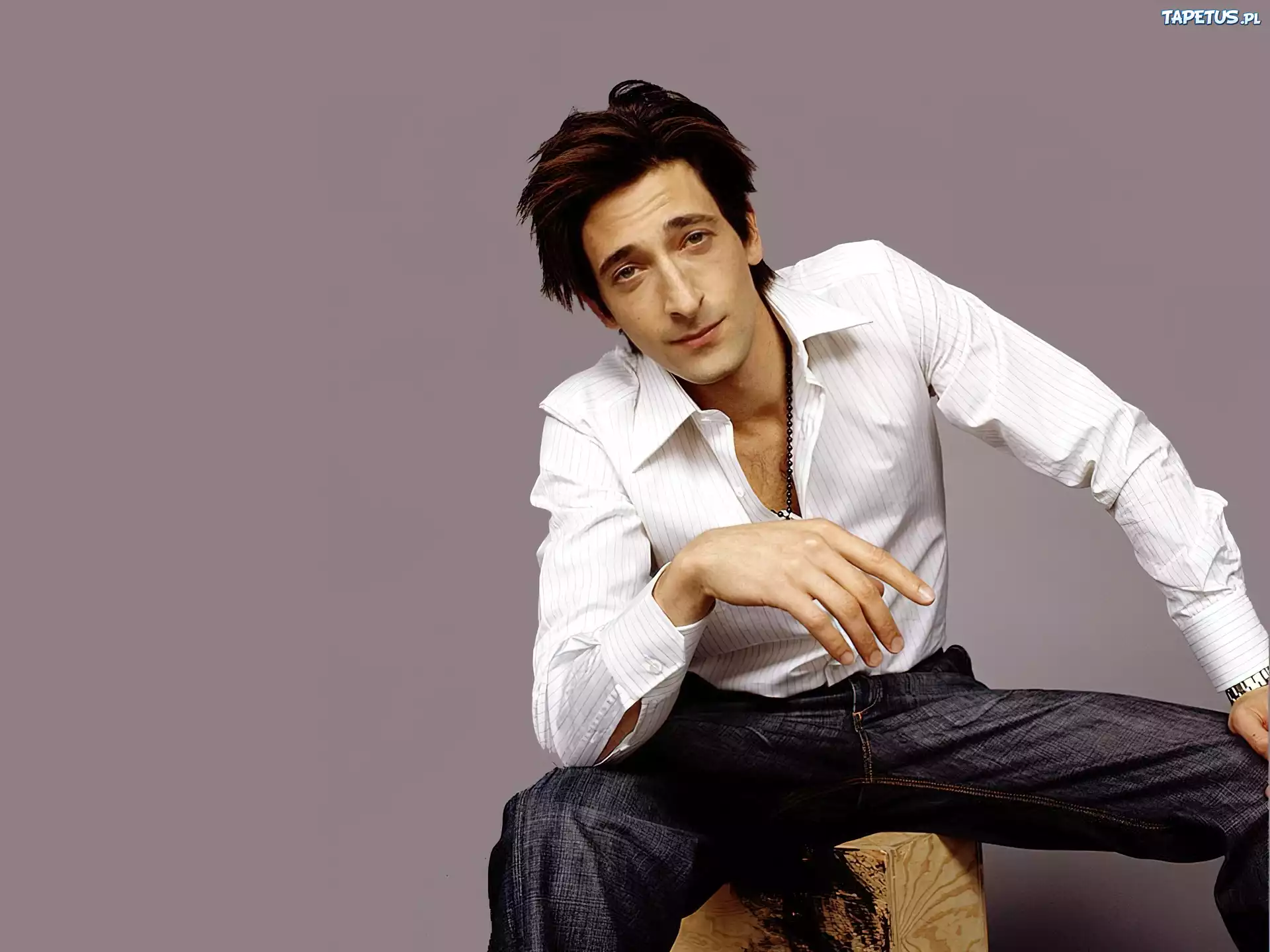 Adrien Brody,koszula, jeansy