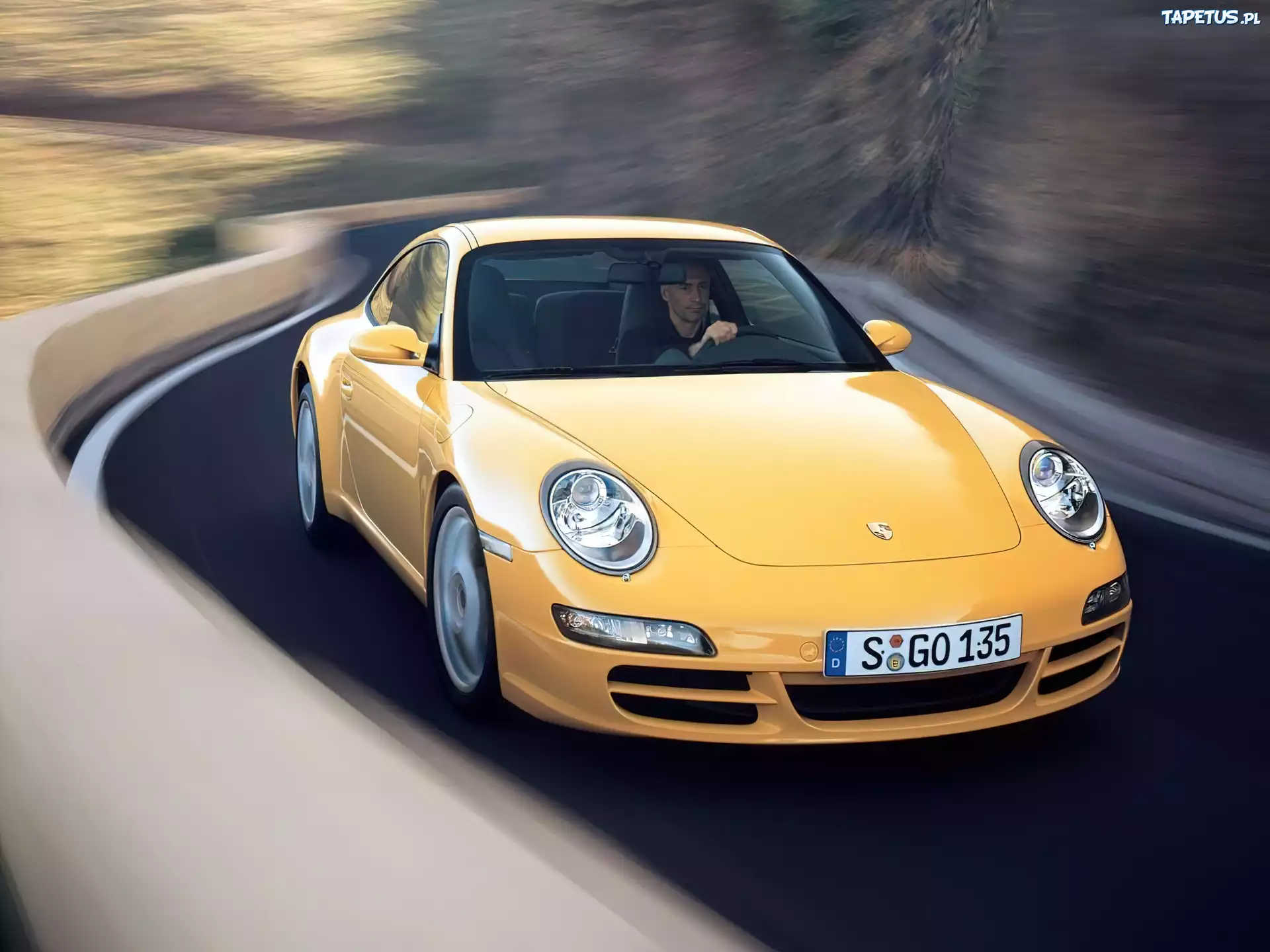 żółte Porsche Carrera, Droga