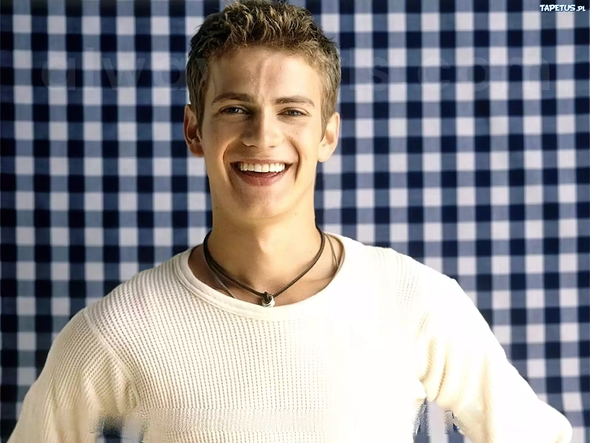 Hayden Christensen,biała koszulka, uśmiech