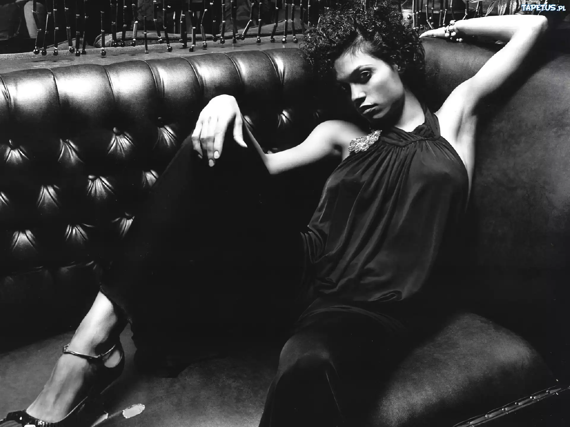 Rosario Dawson, Skórzana, Sofa
