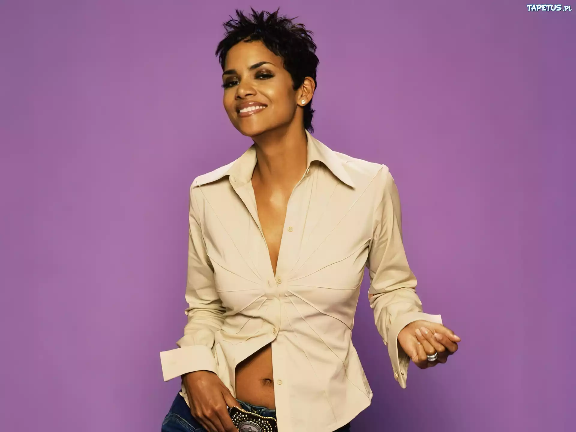 Halle Berry, koszula