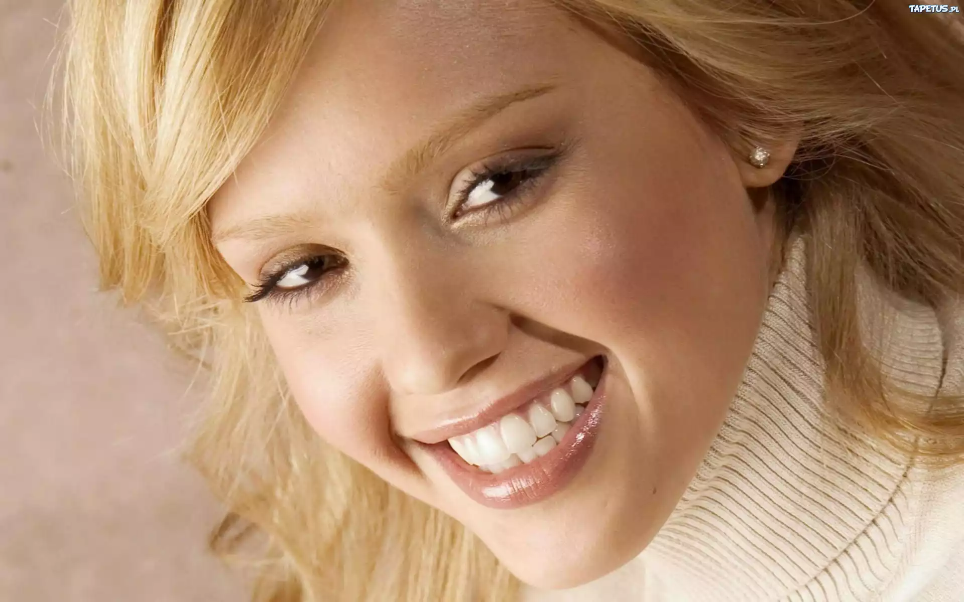 uśmiechnięta, Jessica Alba