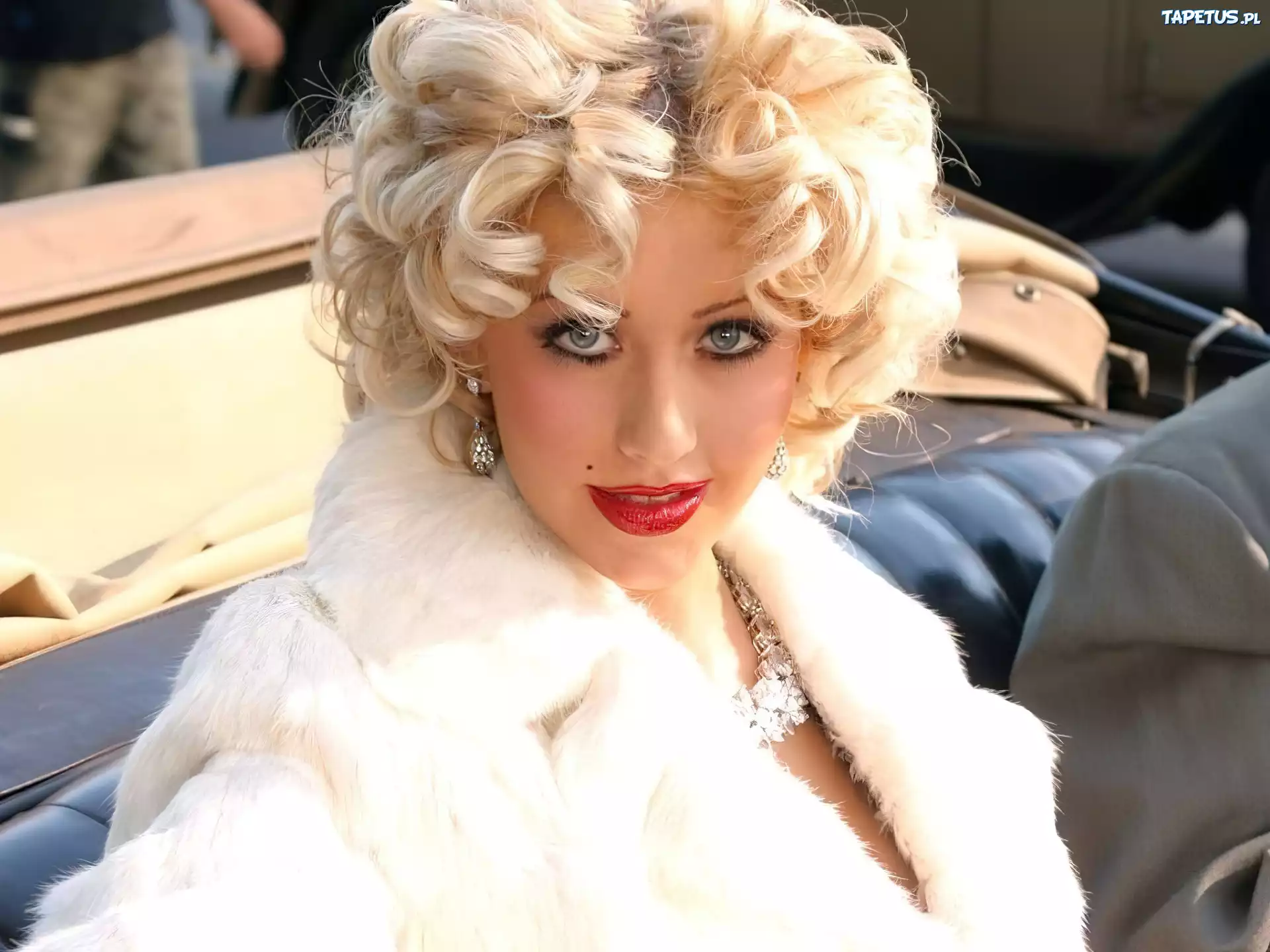 loki, Christina Aguilera, futro