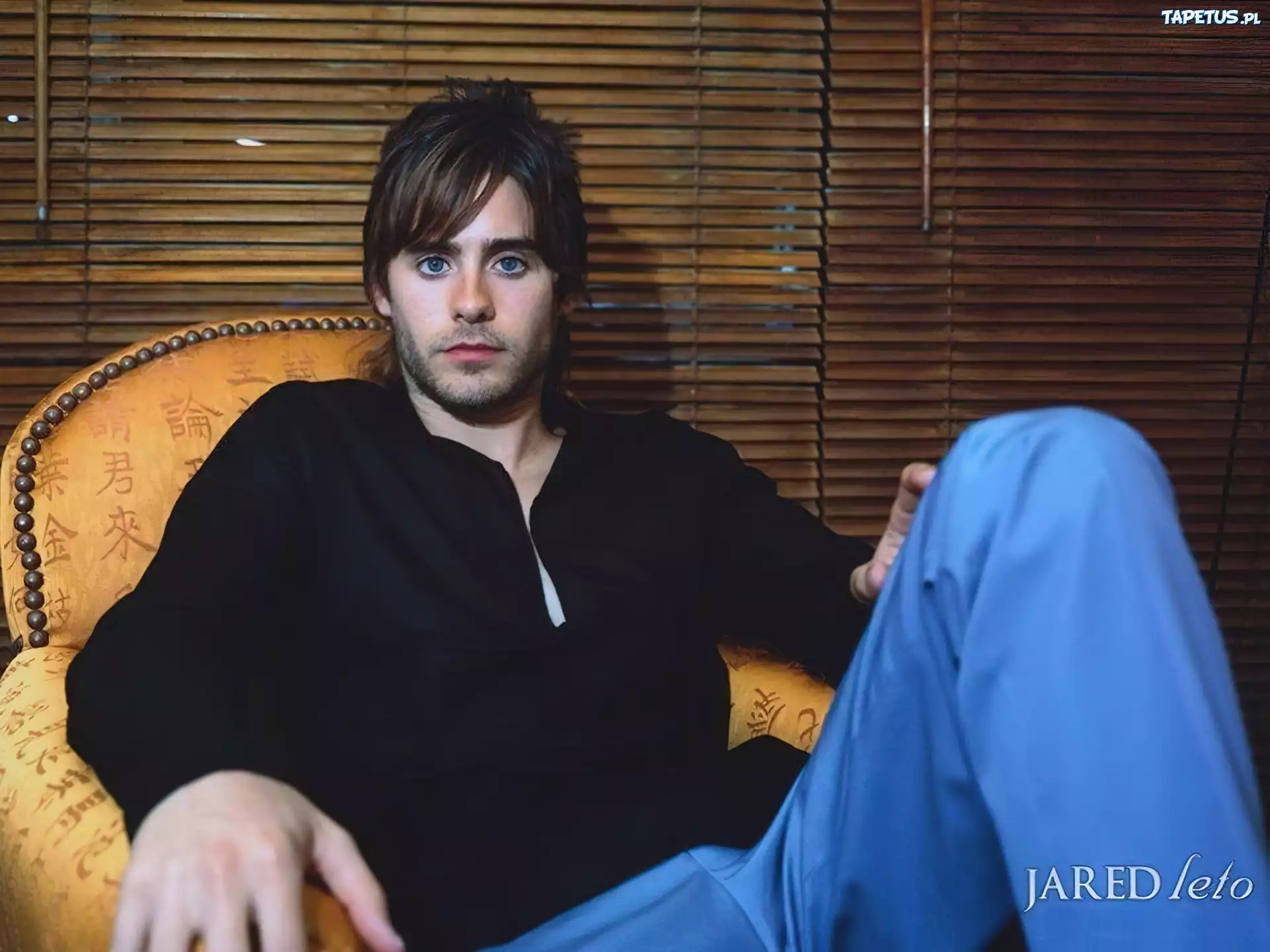 Jared Leto,czarna koszula, niebieskie spodnie