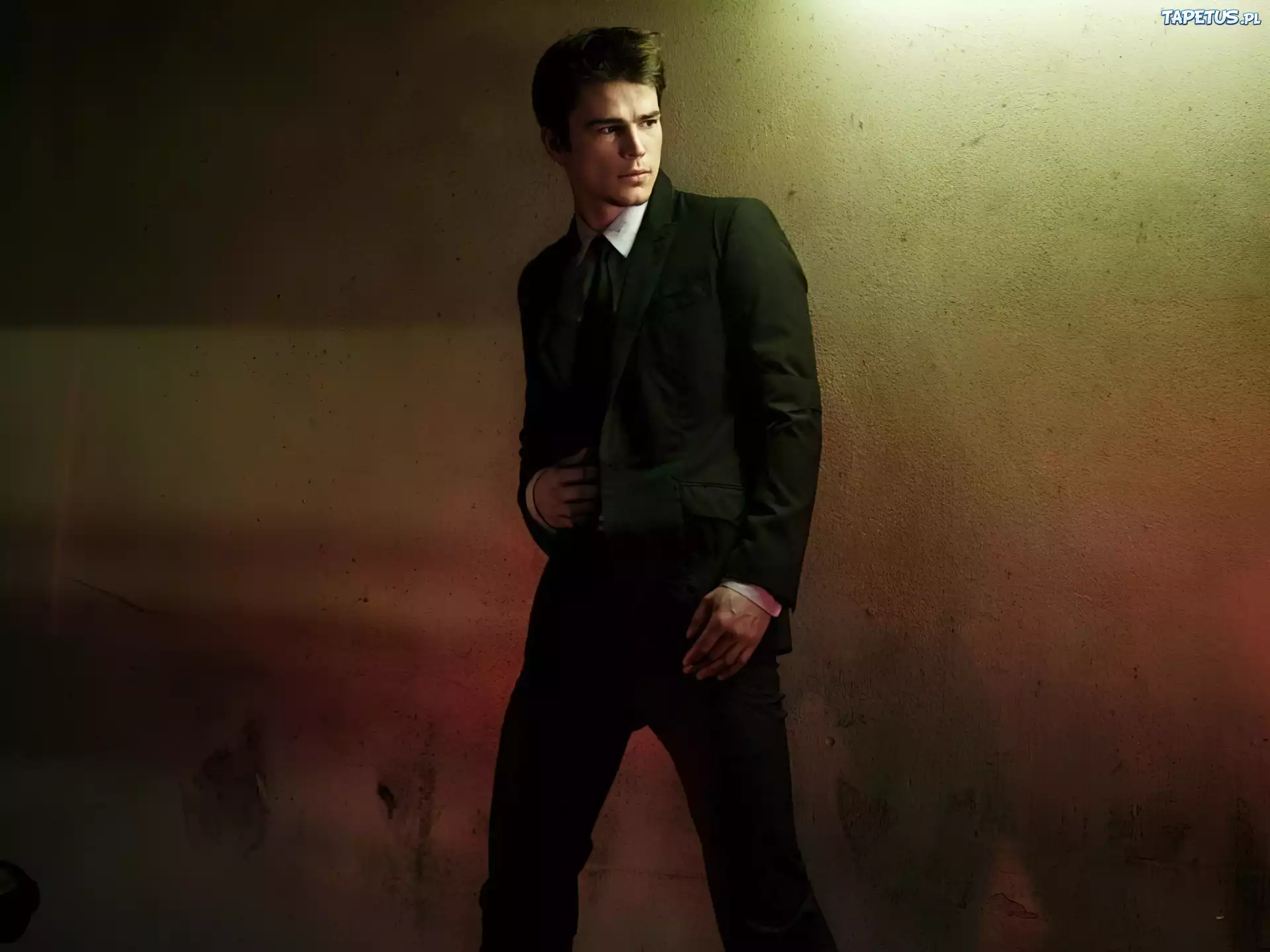 Josh Hartnett,czarny garnitur