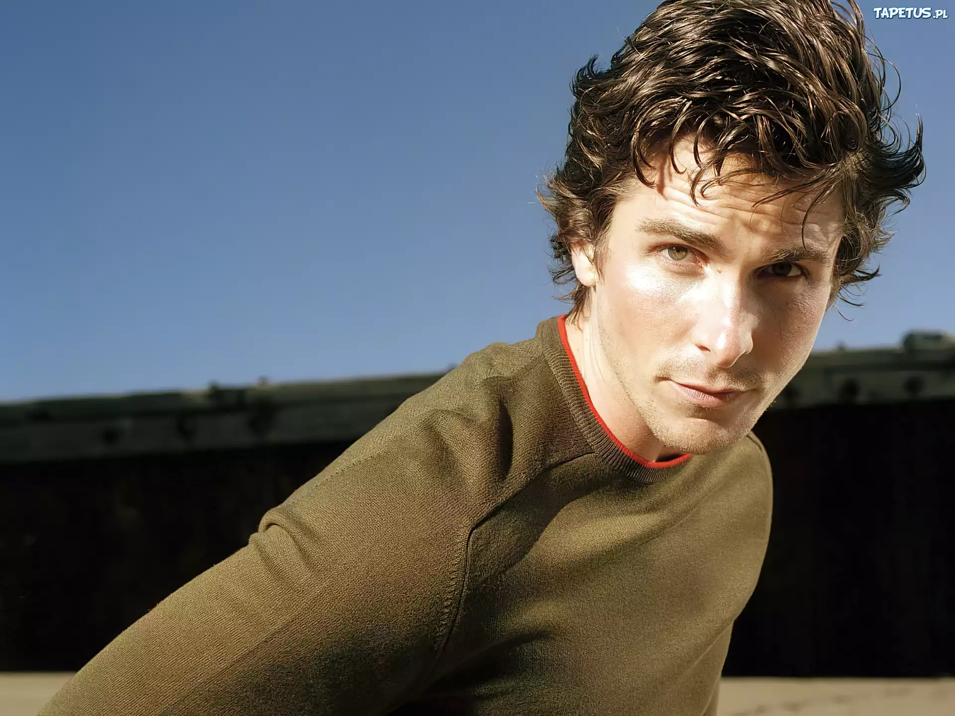 Christian Bale,brązowy sweterek