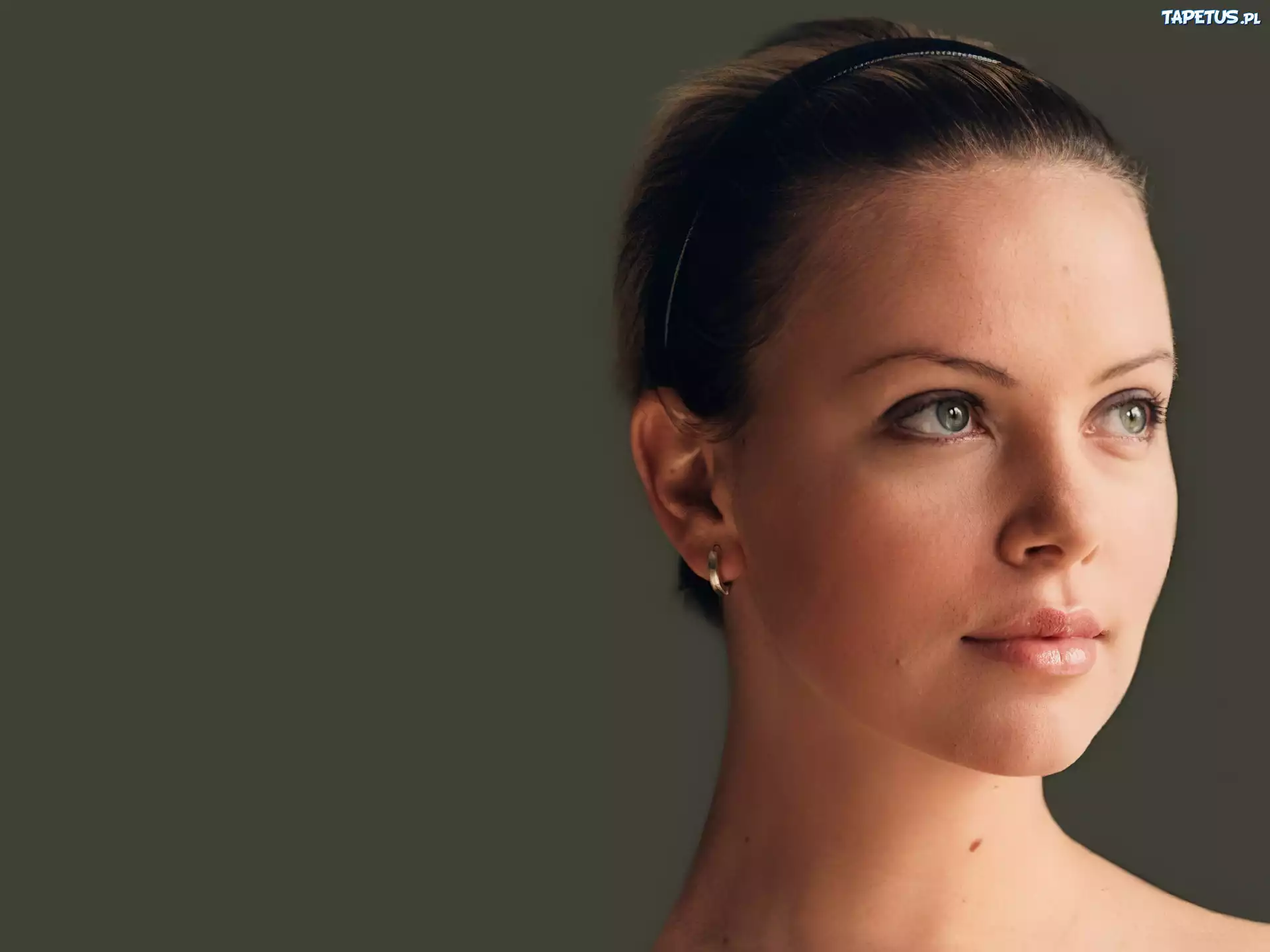Charlize Theron,opaska, kolczyk