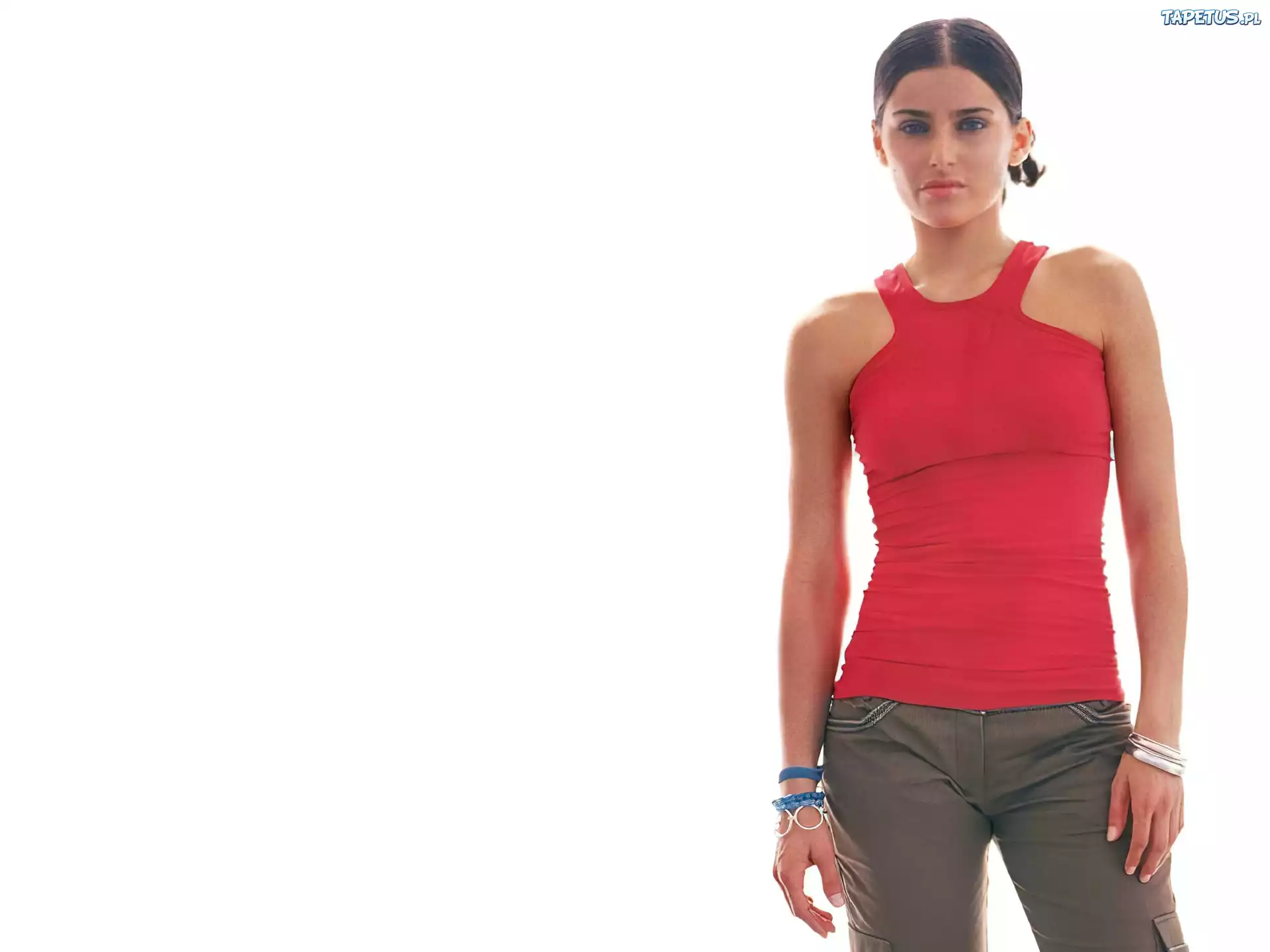 Nelly Furtado, Czerwona, Bluzka