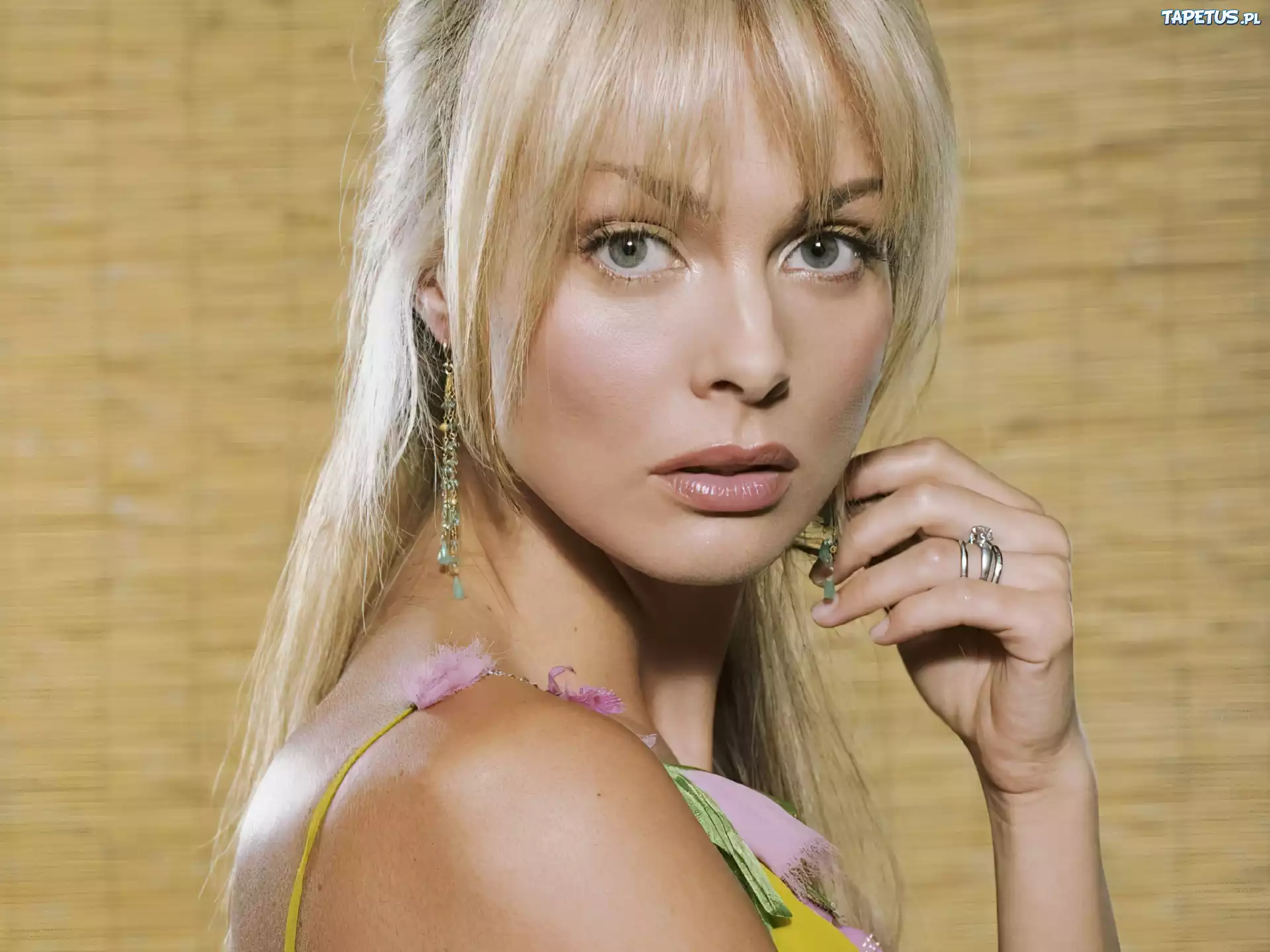 Izabella Scorupco, grzywka, wiszące, kolczyki