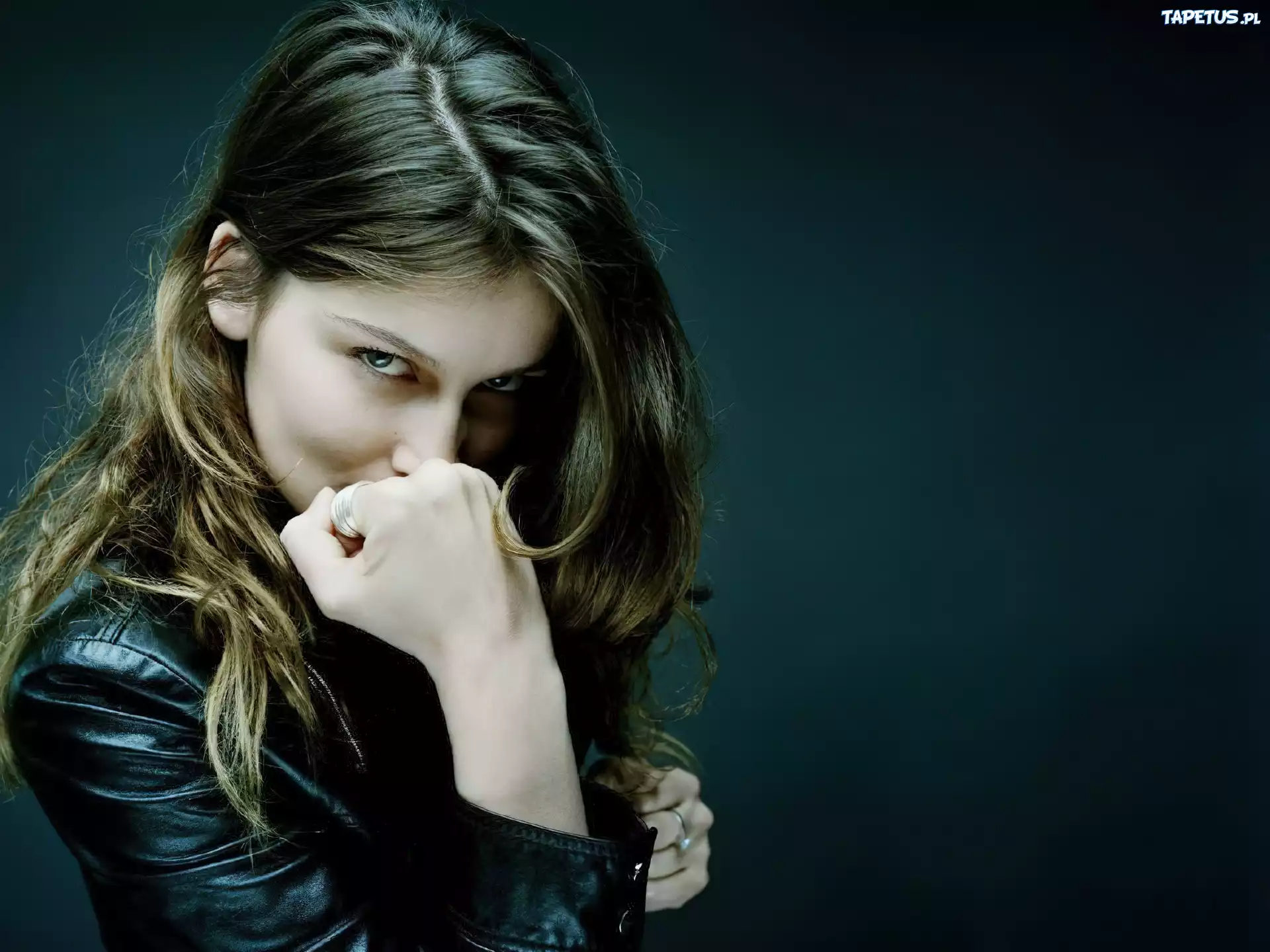 Laetitia Casta, Pięść