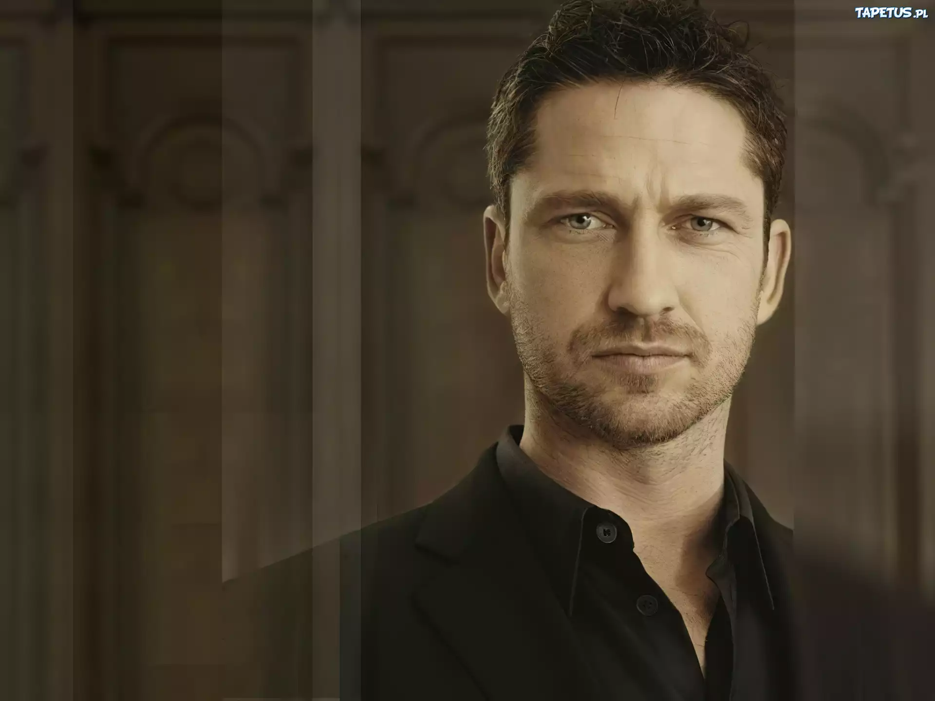 Gerard Butler,czarny strój, broda