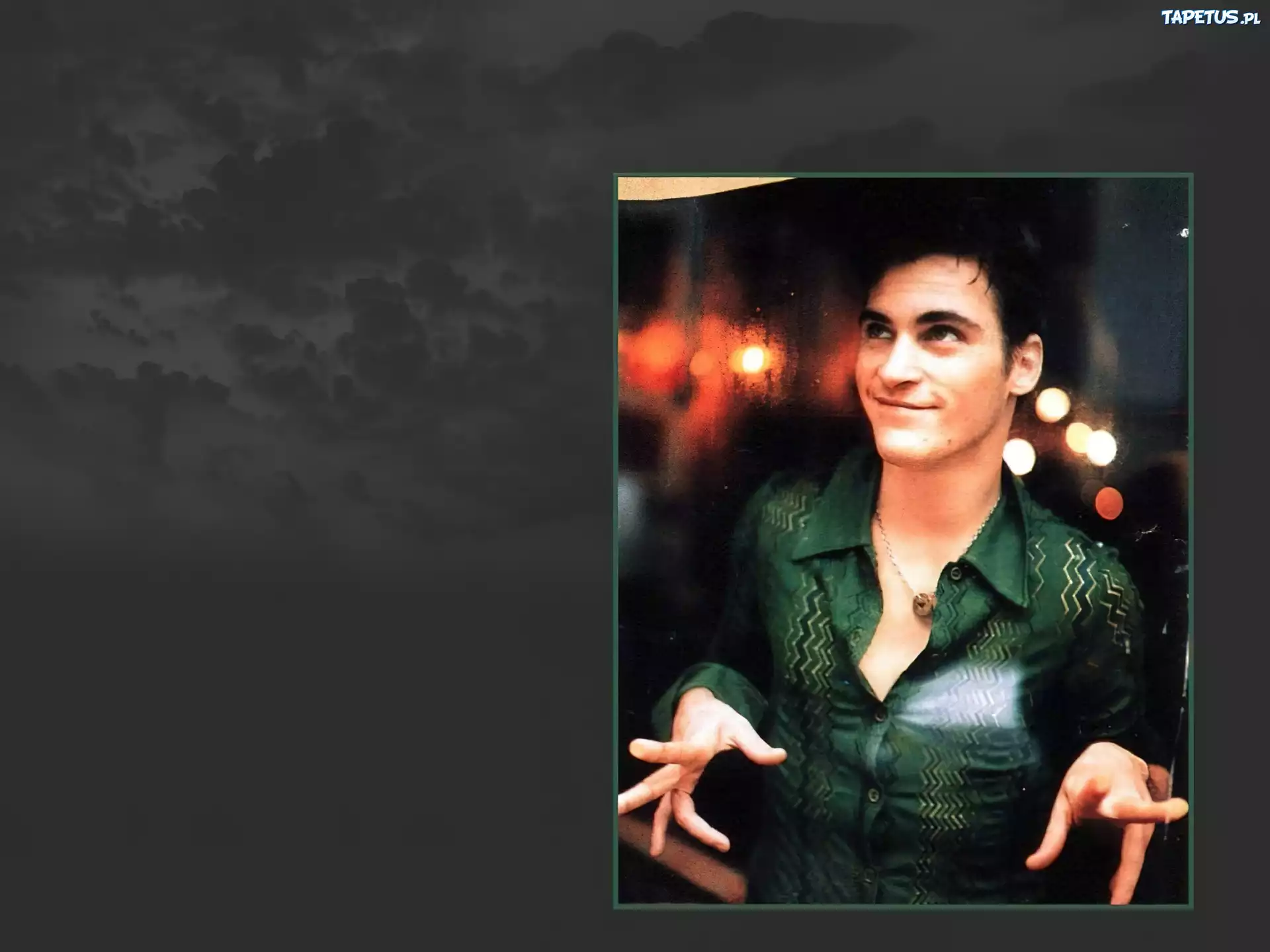 Joaquin Phoenix,zielona koszula