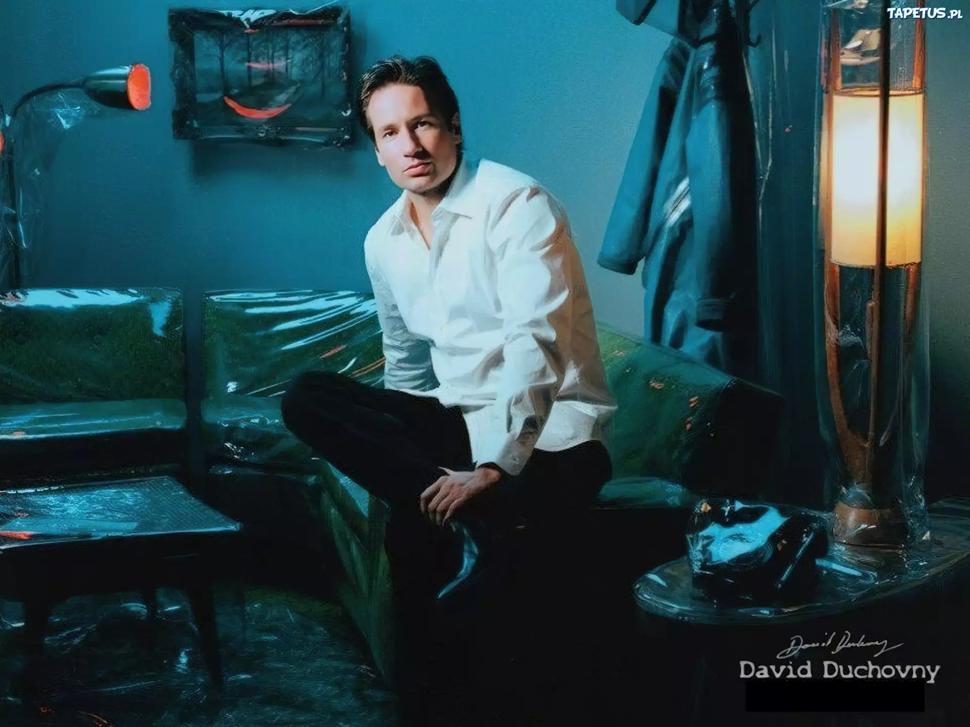 David Duchovny,biała koszula, czarne spodnie