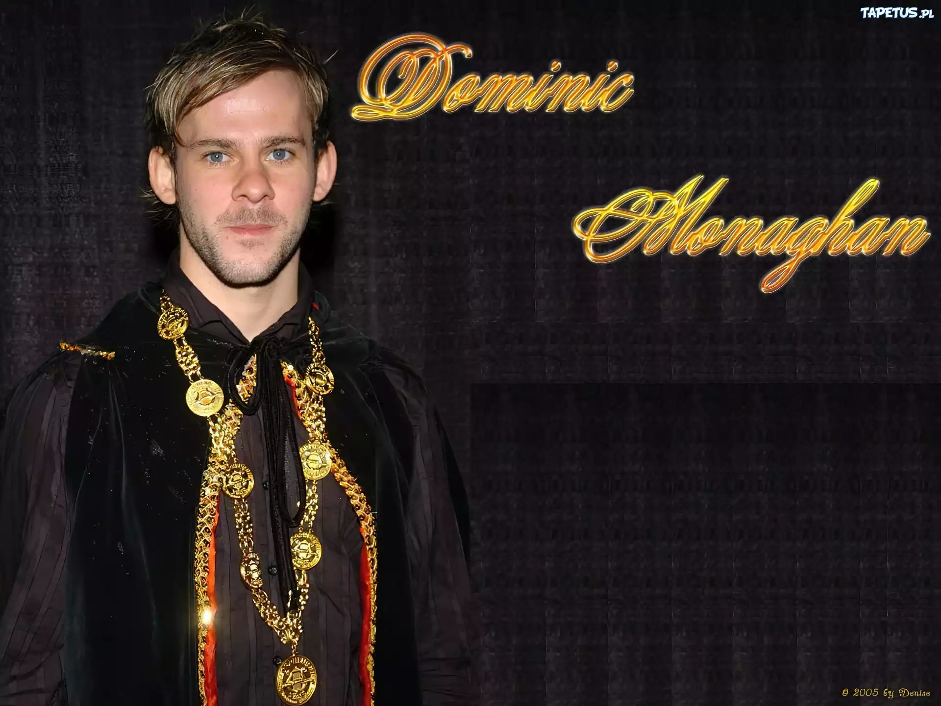Dominic Monaghan,ciemny strój, złoty łańcuch