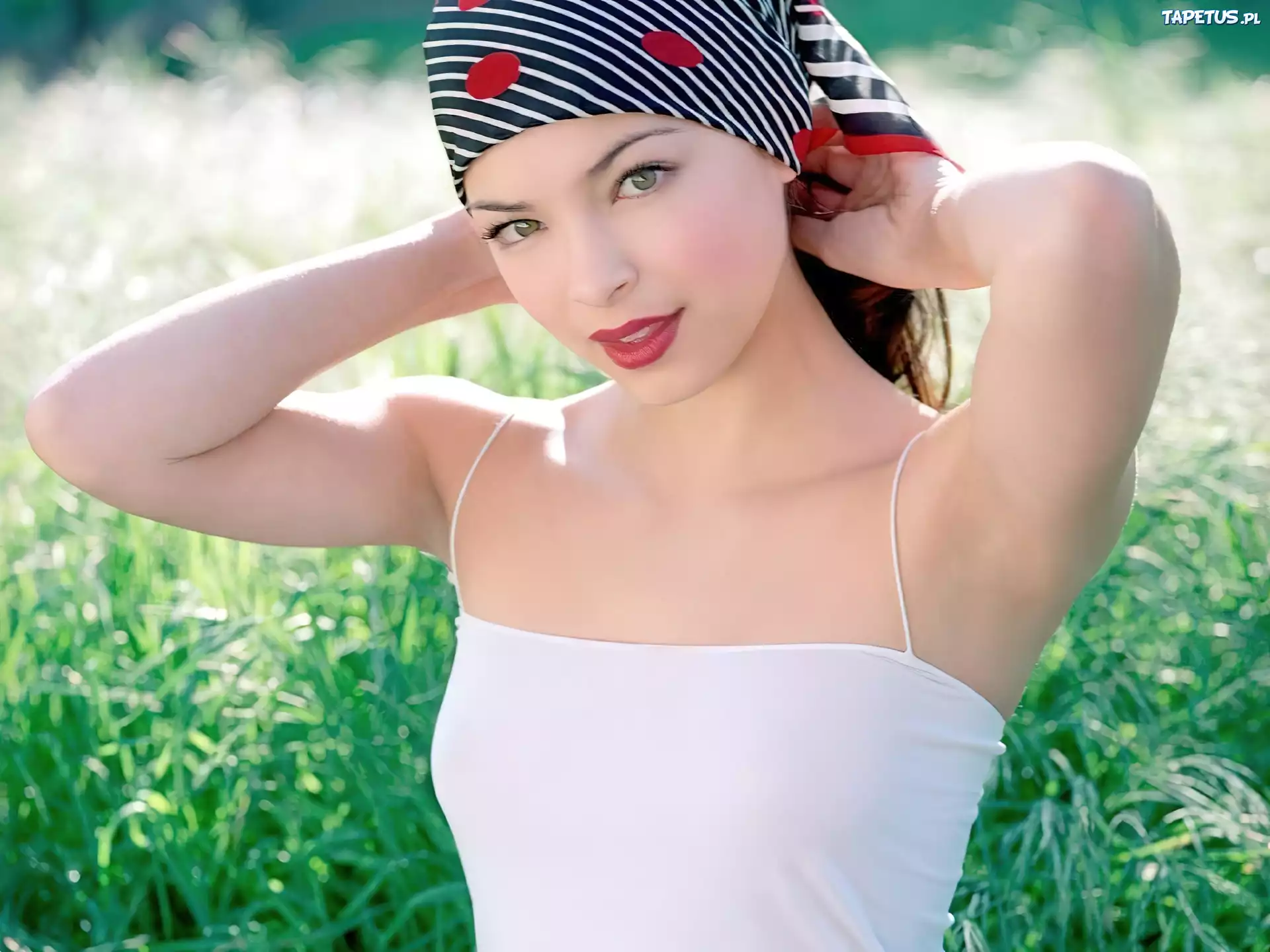 Kristin Kreuk, Apaszka, Trawa